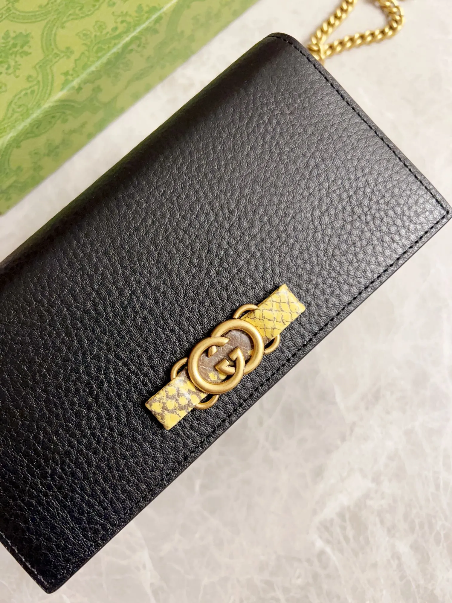 💰660🇮🇹🇮🇹Gucci’s latest ~ Interlocking Double G python leather bow chain pouch 🦄🦄 is made of original factory calfskin, 🦄🦄The front bow is made of python skin piping and antique gold tone interlocking Double G details, 🦄🦄The chain shoulder strap can provide a variety of different carrying experiences. Iconic fashion item🦄🦄Model: 746056, size: 19x 10x 4cm
