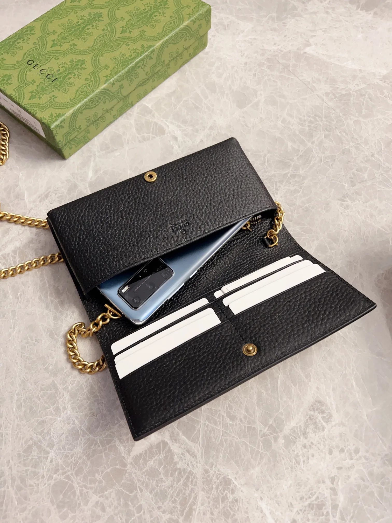 💰660🇮🇹🇮🇹Gucci’s latest ~ Interlocking Double G python leather bow chain pouch 🦄🦄 is made of original factory calfskin, 🦄🦄The front bow is made of python skin piping and antique gold tone interlocking Double G details, 🦄🦄The chain shoulder strap can provide a variety of different carrying experiences. Iconic fashion item🦄🦄Model: 746056, size: 19x 10x 4cm