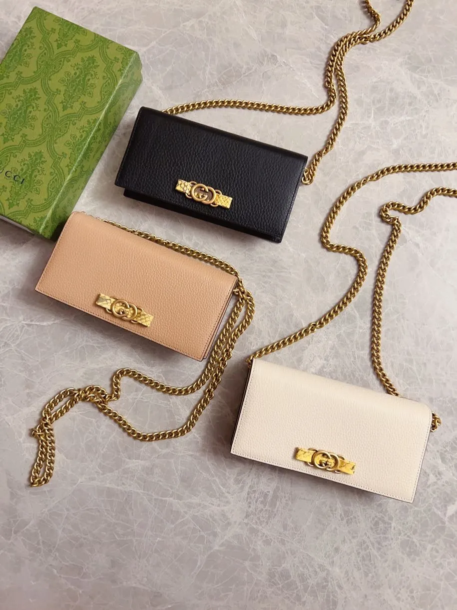 💰660🇮🇹🇮🇹Gucci’s latest ~ Interlocking Double G python leather bow chain pouch 🦄🦄 is made of original factory calfskin, 🦄🦄The front bow is made of python skin piping and antique gold tone interlocking Double G details, 🦄🦄The chain shoulder strap can provide a variety of different carrying experiences. Iconic fashion item🦄🦄Model: 746056, size: 19x 10x 4cm