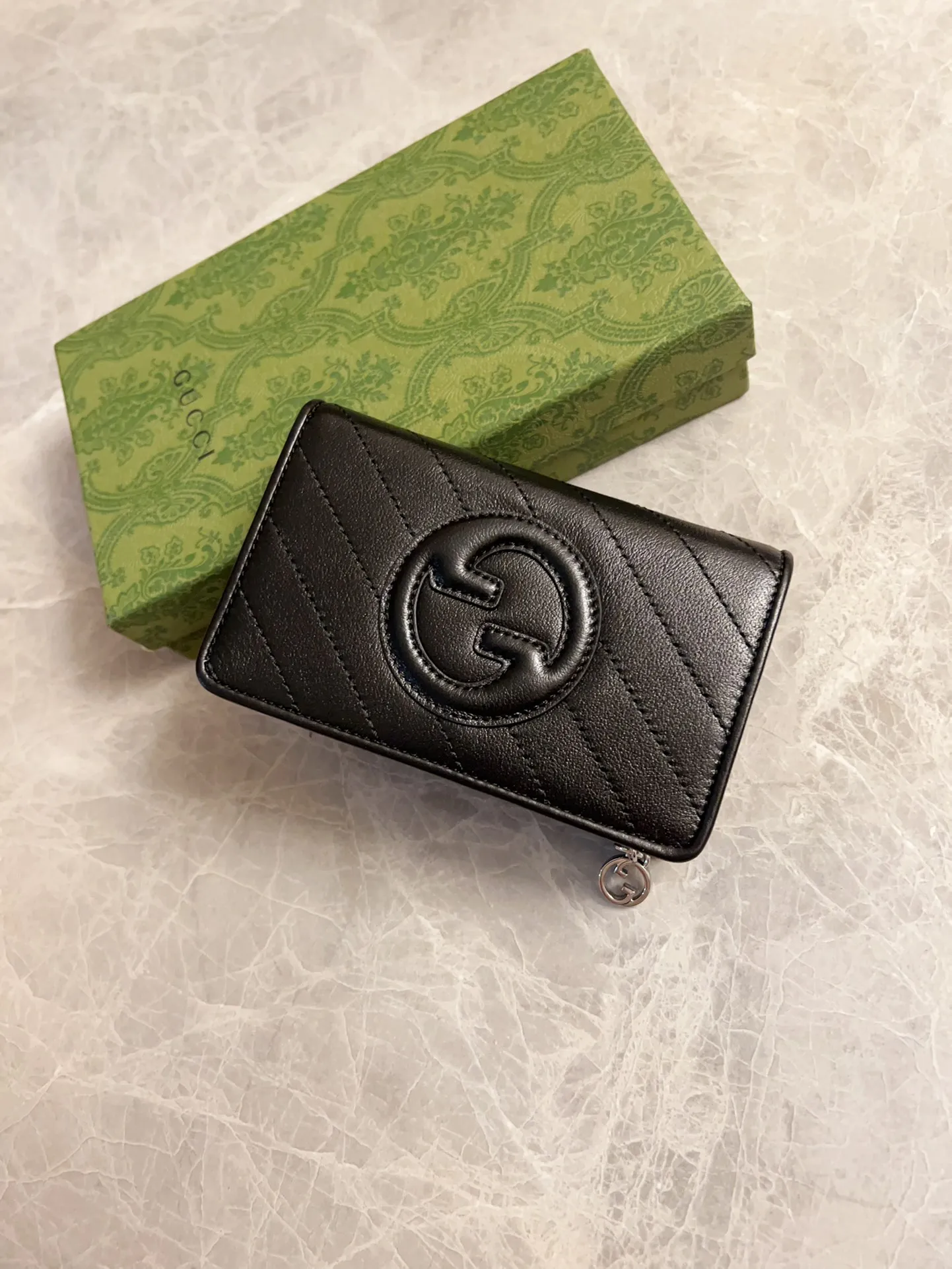 💰440🇮🇹🇮🇹The Gucci Blondie series features one of the brand’s bold patterns with a same-tone calfskin design🧽🧽This series is ingenious and incorporates circular geometric style interlocking double G🧽🧽 to showcase Gucci’s modern aesthetic design. Model: 760336 (medium-length clip) Dimensions: 14 (length) x 18.5 (width) x 3cm (thickness) Color: black, gray, brown, pink, green, white/original leather.