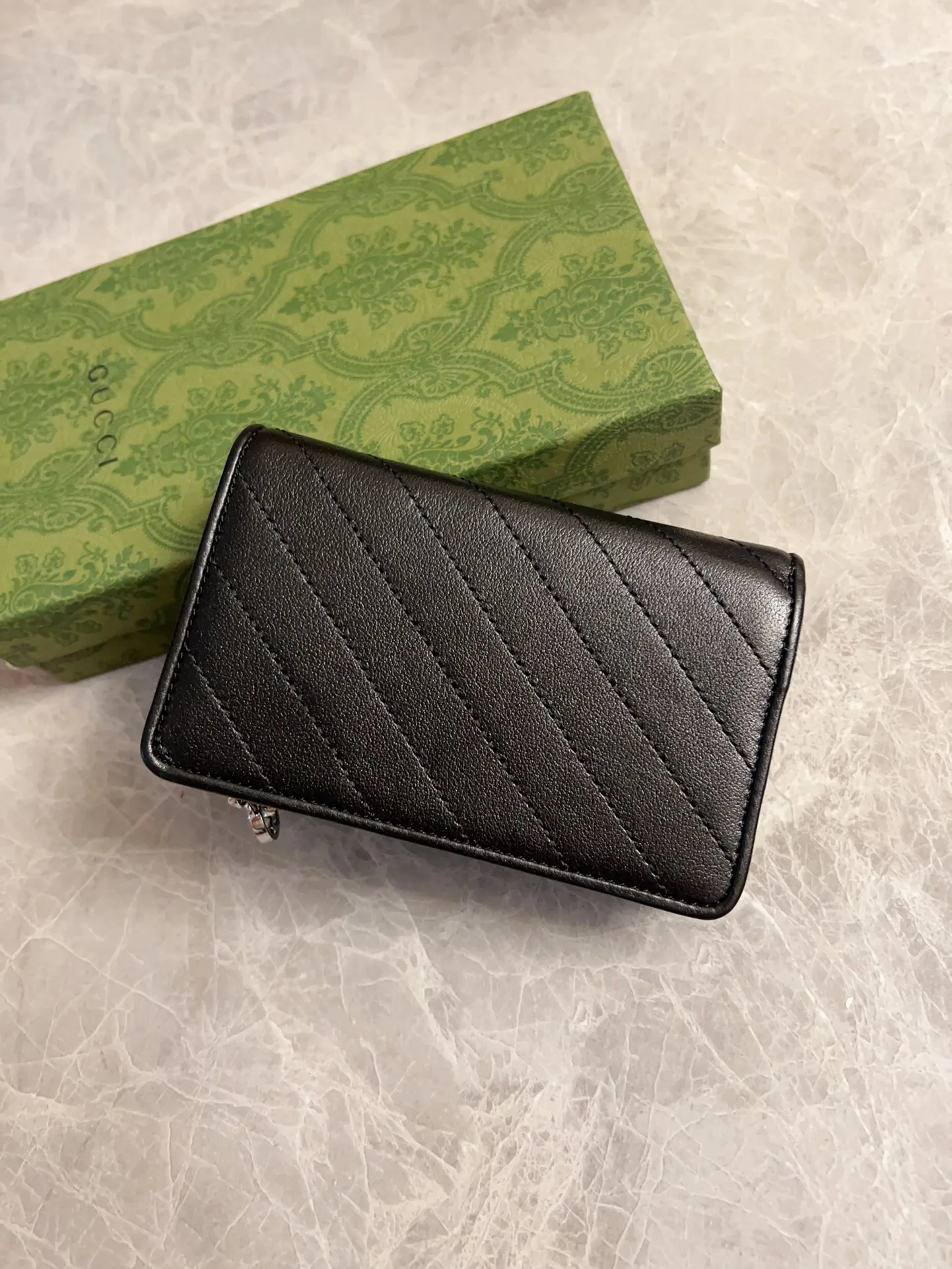 💰440🇮🇹🇮🇹The Gucci Blondie series features one of the brand’s bold patterns with a same-tone calfskin design🧽🧽This series is ingenious and incorporates circular geometric style interlocking double G🧽🧽 to showcase Gucci’s modern aesthetic design. Model: 760336 (medium-length clip) Dimensions: 14 (length) x 18.5 (width) x 3cm (thickness) Color: black, gray, brown, pink, green, white/original leather.