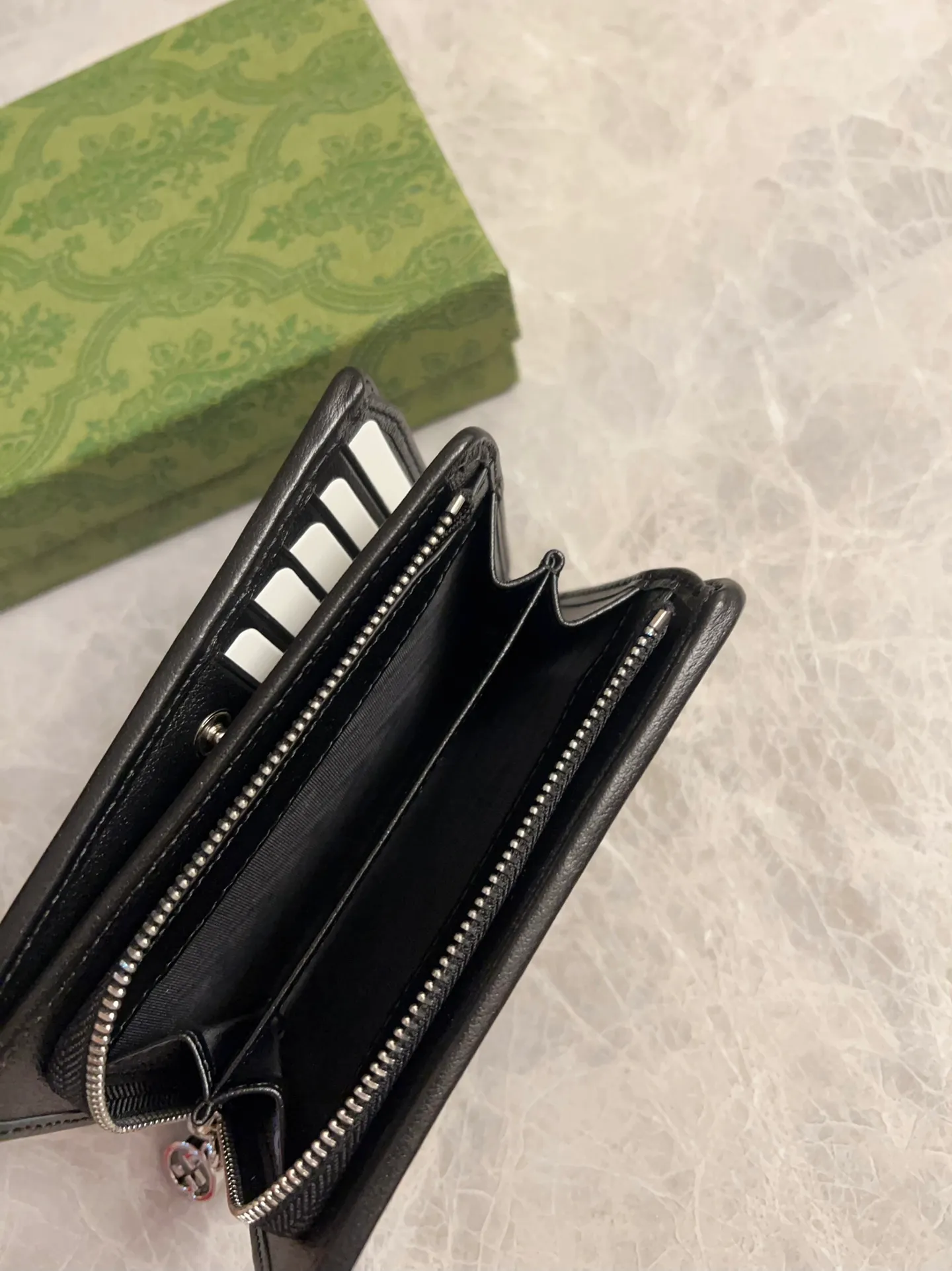 💰440🇮🇹🇮🇹The Gucci Blondie series features one of the brand’s bold patterns with a same-tone calfskin design🧽🧽This series is ingenious and incorporates circular geometric style interlocking double G🧽🧽 to showcase Gucci’s modern aesthetic design. Model: 760336 (medium-length clip) Dimensions: 14 (length) x 18.5 (width) x 3cm (thickness) Color: black, gray, brown, pink, green, white/original leather.