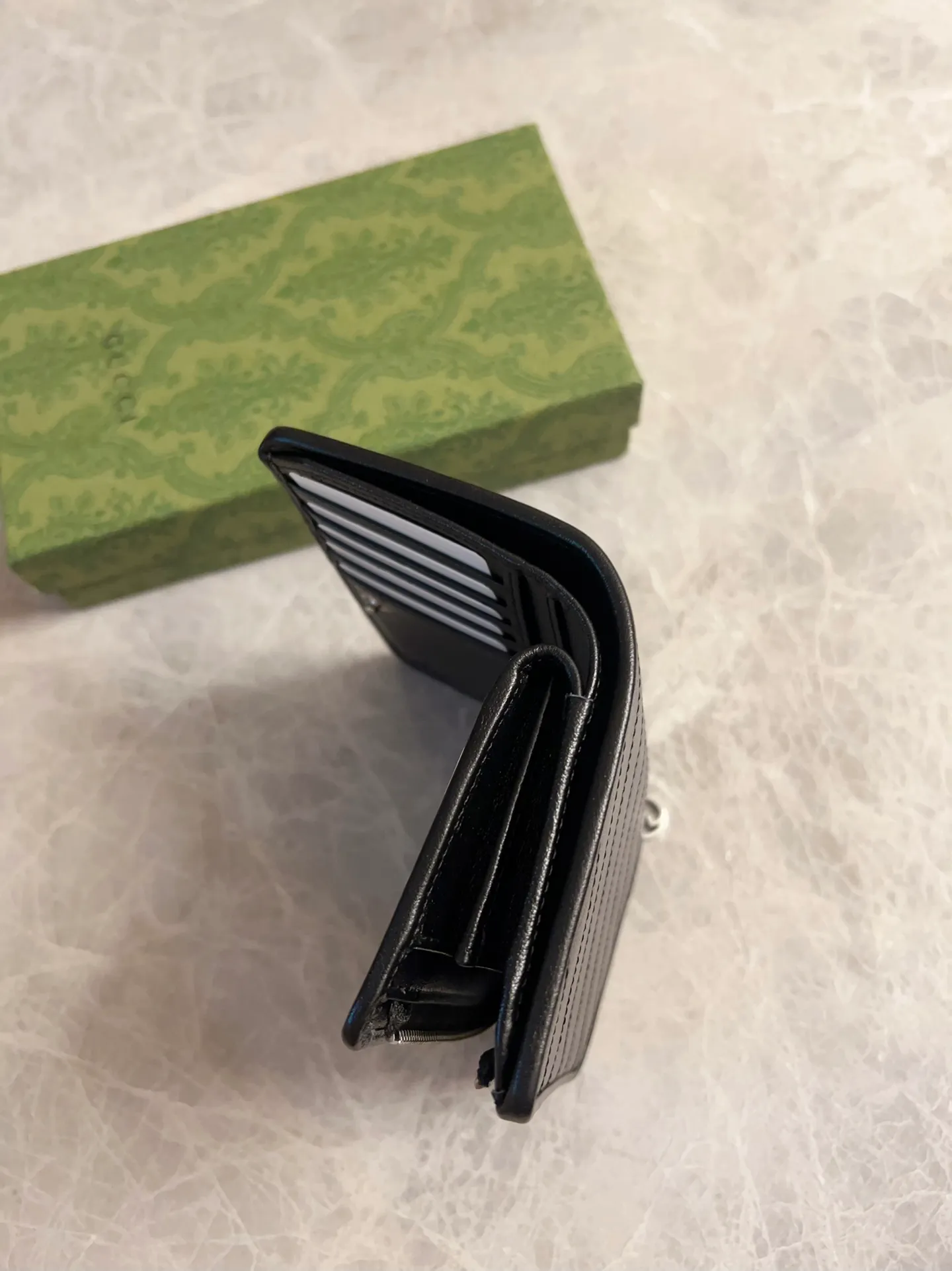 💰440🇮🇹🇮🇹The Gucci Blondie series features one of the brand’s bold patterns with a same-tone calfskin design🧽🧽This series is ingenious and incorporates circular geometric style interlocking double G🧽🧽 to showcase Gucci’s modern aesthetic design. Model: 760336 (medium-length clip) Dimensions: 14 (length) x 18.5 (width) x 3cm (thickness) Color: black, gray, brown, pink, green, white/original leather.