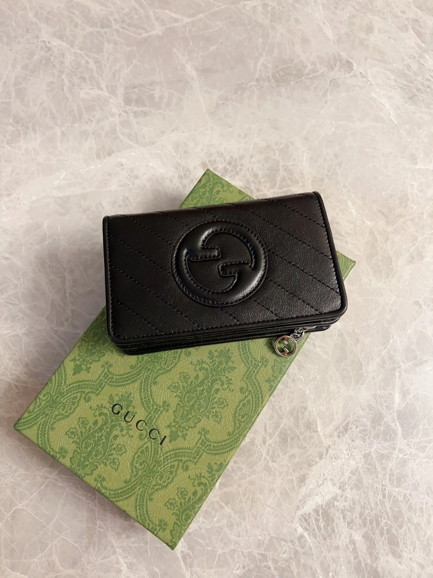 💰440🇮🇹🇮🇹The Gucci Blondie series features one of the brand’s bold patterns with a same-tone calfskin design🧽🧽This series is ingenious and incorporates circular geometric style interlocking double G🧽🧽 to showcase Gucci’s modern aesthetic design. Model: 760336 (medium-length clip) Dimensions: 14 (length) x 18.5 (width) x 3cm (thickness) Color: black, gray, brown, pink, green, white/original leather.