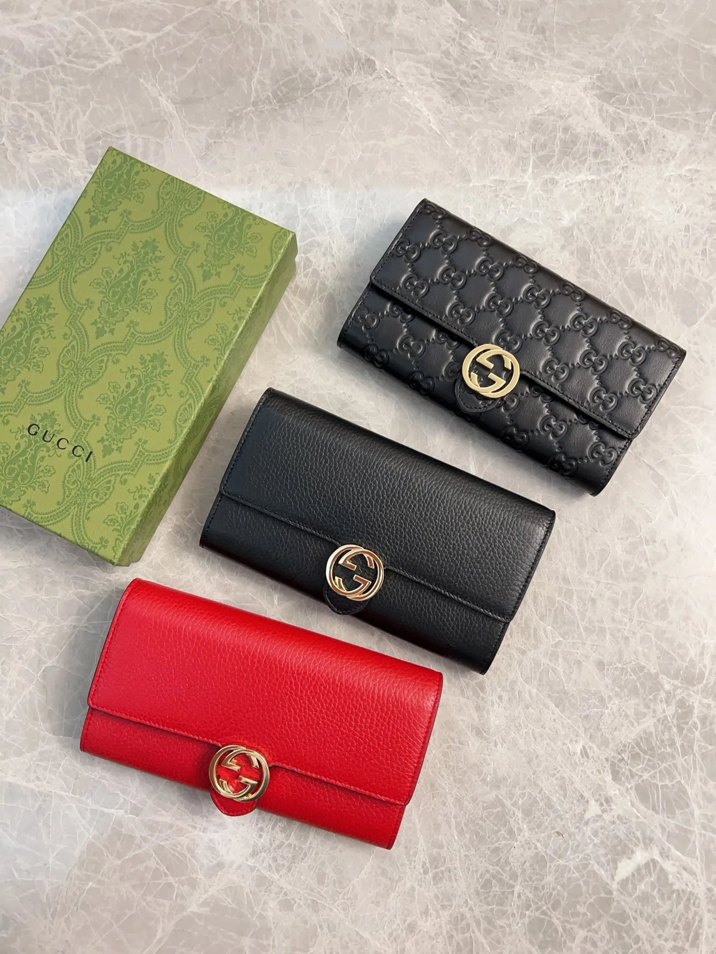 💰440 🇭🇺🇭🇺The latest model Original Ferrari leather ~ Pressed GⓂ️Ⓜ️Original double G hardware Ⓜ️Ⓜ️Exquisite oil edges! Model: 615524, size: 19x10x2.5cm, color: bright red