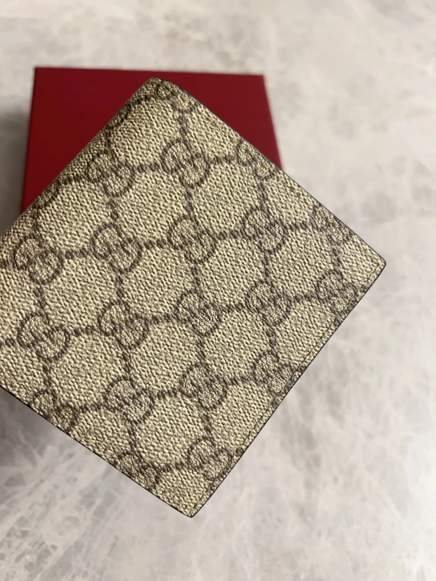 💰310 🇭🇺🇭🇺GG Emblem series reinterprets the classic double G pattern with creative design and innovative functions. 🍃🍃New granular PVC fabric with original factory calfskin, fashionable and versatile! 🍃🍃Brown, black Style number: 821206 (middle clip) Size: 10x10cm