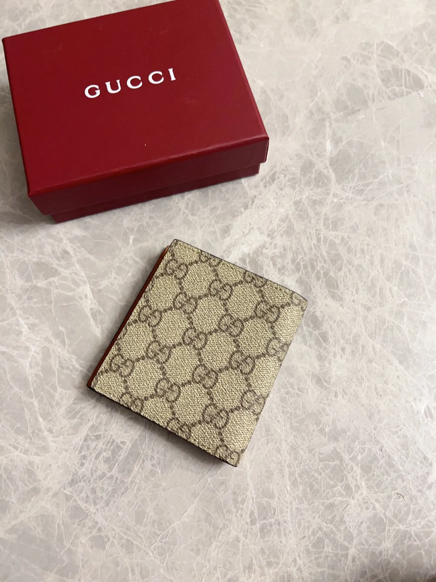 💰310 🇭🇺🇭🇺GG Emblem series reinterprets the classic double G pattern with creative design and innovative functions. 🍃🍃New granular PVC fabric with original factory calfskin, fashionable and versatile! 🍃🍃Brown, black Style number: 821206 (middle clip) Size: 10x10cm