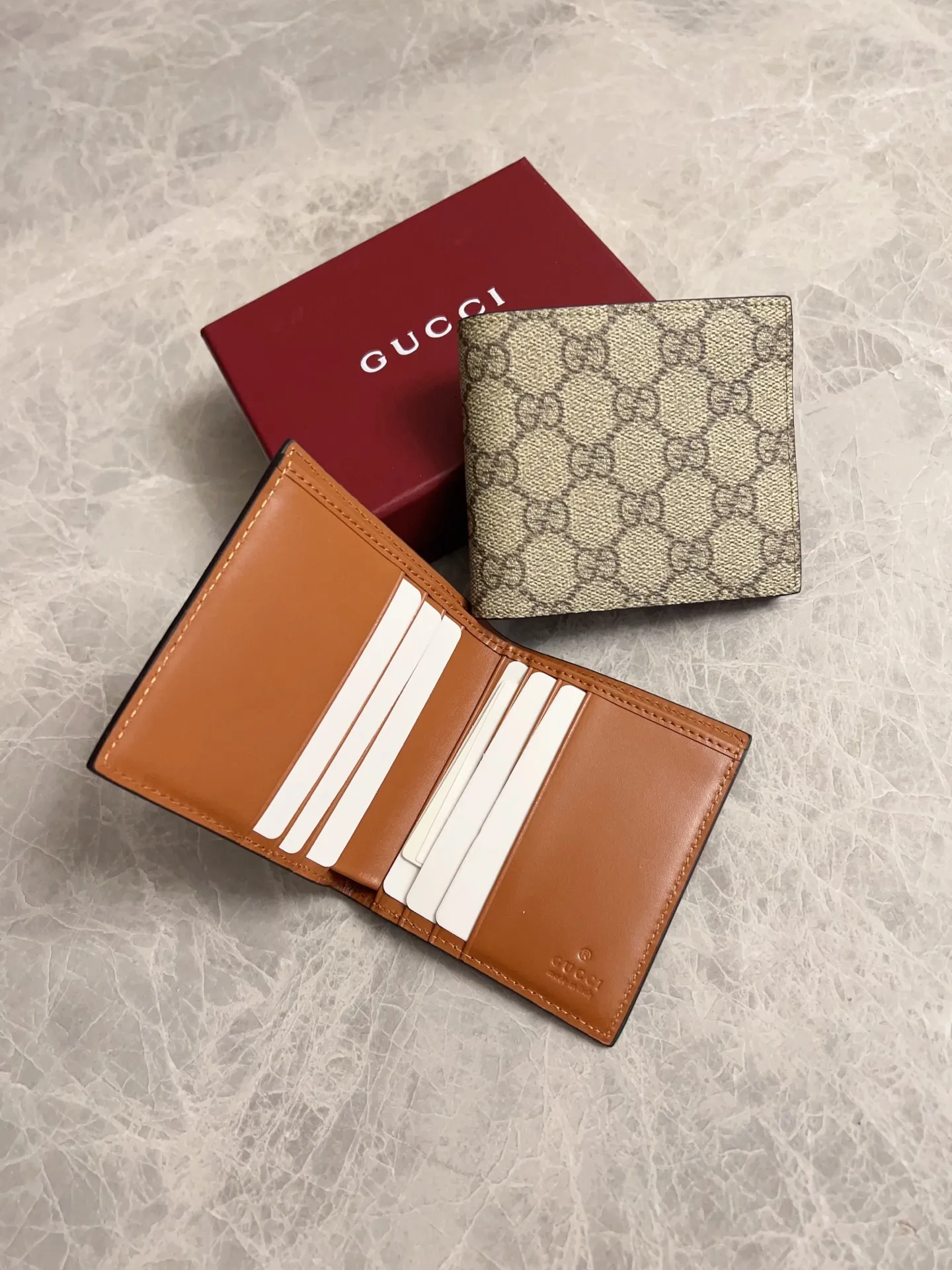 💰310 🇭🇺🇭🇺GG Emblem series reinterprets the classic double G pattern with creative design and innovative functions. 🍃🍃New granular PVC fabric with original factory calfskin, fashionable and versatile! 🍃🍃Brown, black Style number: 821206 (middle clip) Size: 10x10cm