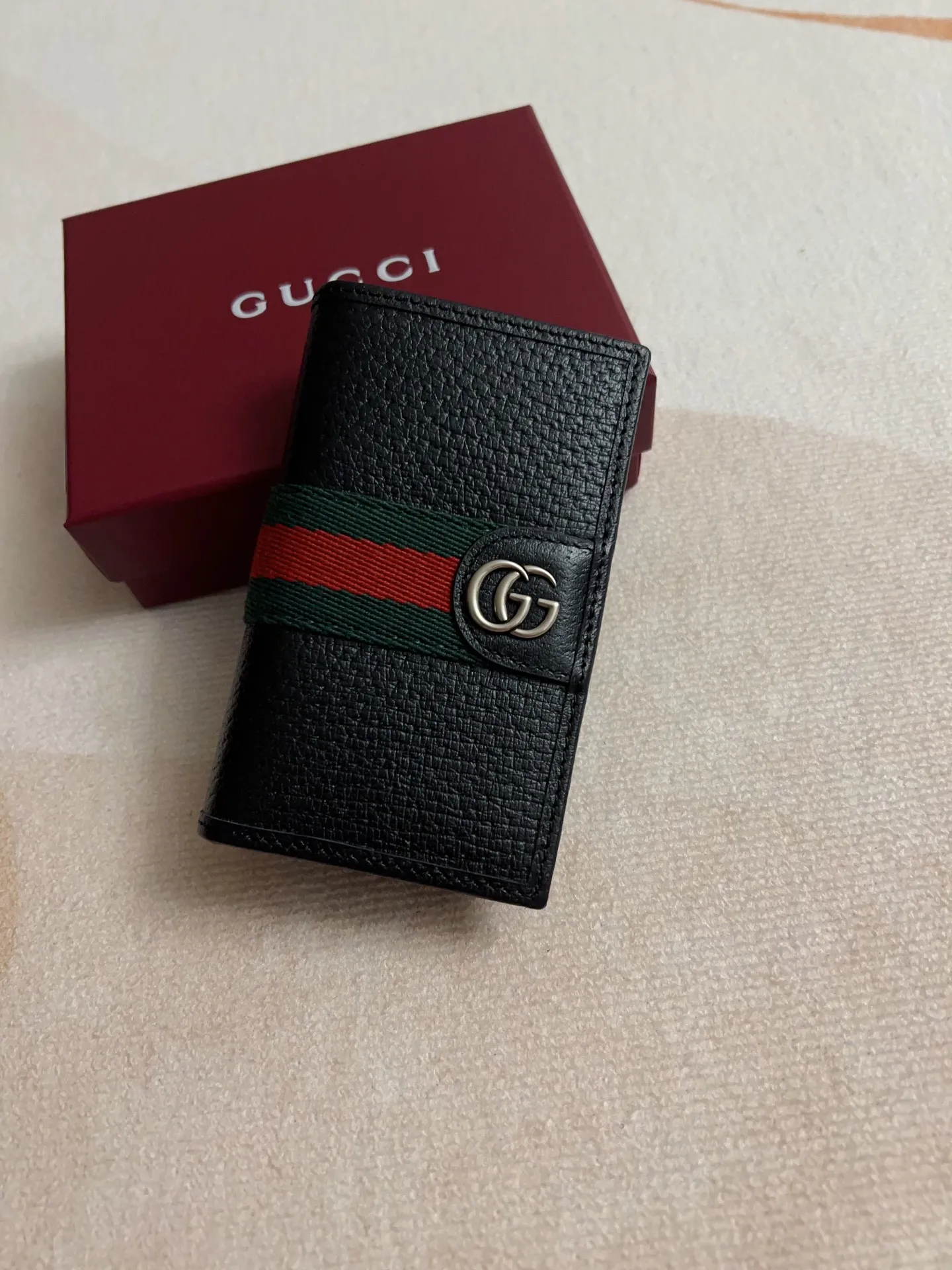 💰340 🇭🇺🇭🇺 The official website is synchronized with the new model! Ophidia series ~ card holder, 🍊🍊 is made of GG Supreme original factory pig grain first-layer cowhide 🍊🍊 with iconic double G hardware marks, classic red and green webbing, exquisitely made! 🍊🍊Model number: 834691🍊🍊Size: 12x7.5cm, color: black