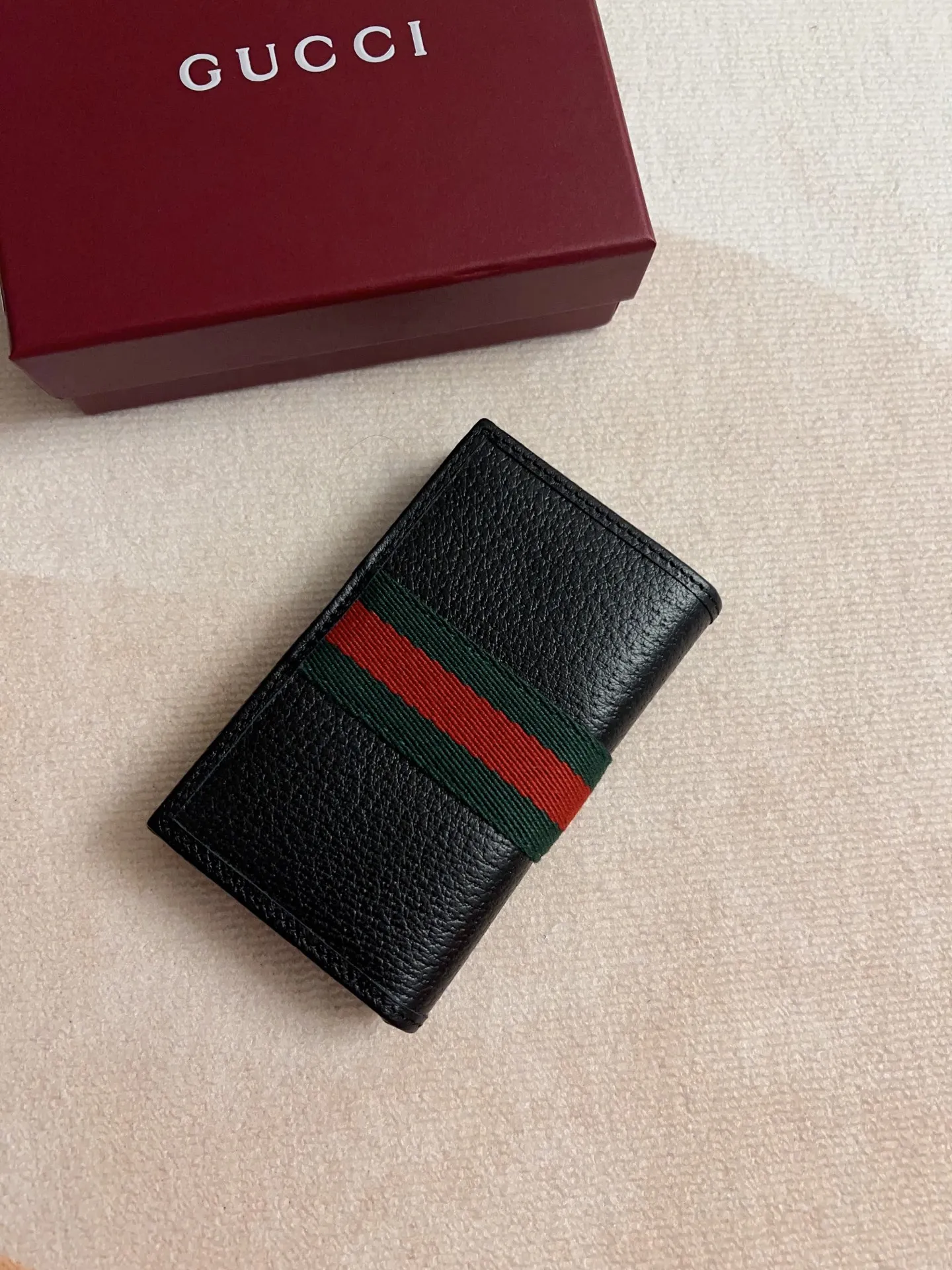💰340 🇭🇺🇭🇺 The official website is synchronized with the new model! Ophidia series ~ card holder, 🍊🍊 is made of GG Supreme original factory pig grain first-layer cowhide 🍊🍊 with iconic double G hardware marks, classic red and green webbing, exquisitely made! 🍊🍊Model number: 834691🍊🍊Size: 12x7.5cm, color: black