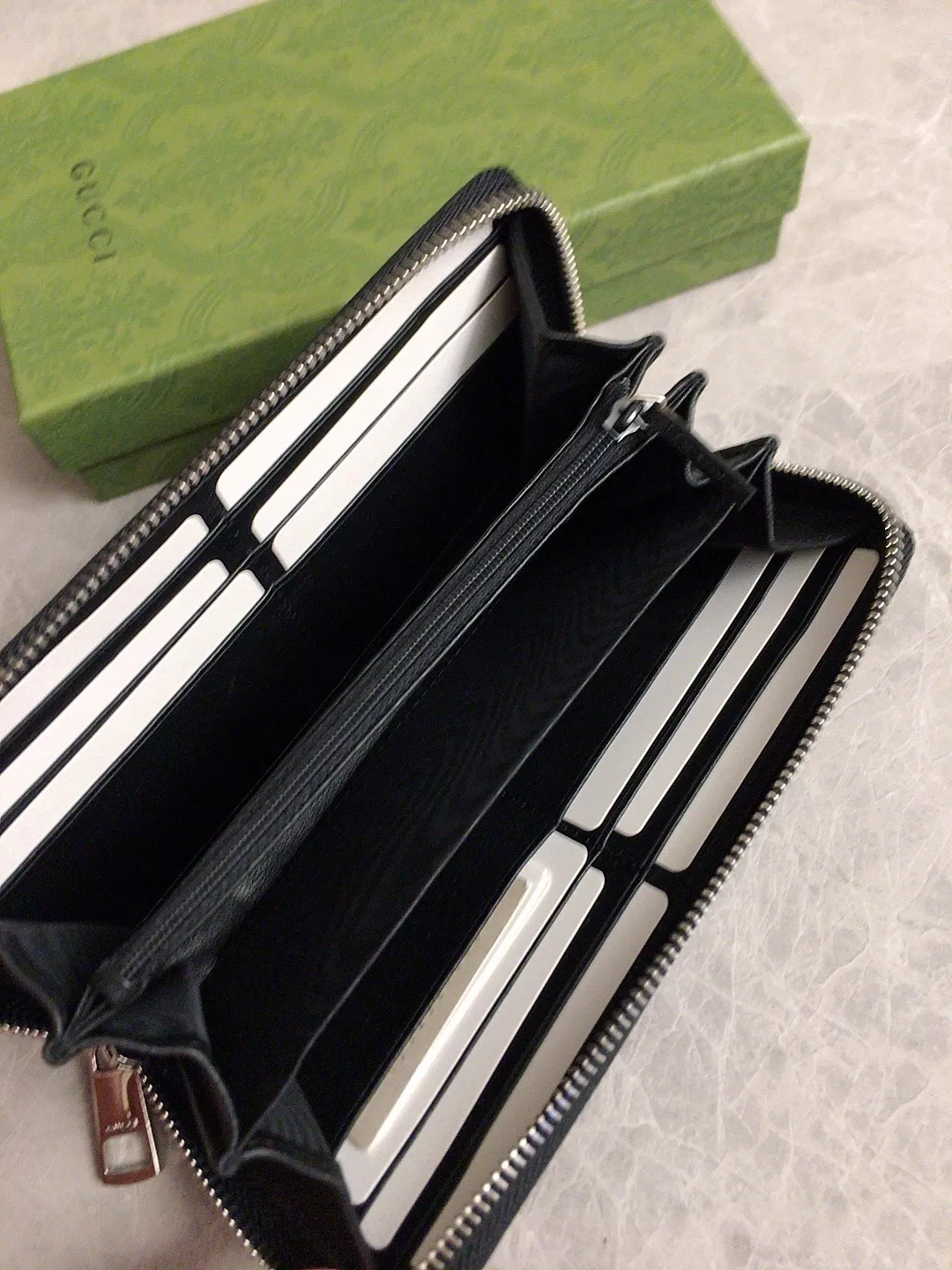 💰400🇭🇺🇭🇺New men's zipper wallet🎷🎷Counter quality, authentic mold opening, real shot! 🎷🎷Original cowhide~Using hot-pressed exquisite printing, thick to the touch, with the latest~double GG metal logo🎷🎷Imported cotton YKK zipper🎷🎷Fashionable and elegant, low-key luxury, model: 473928, size: 19x 10x2cm