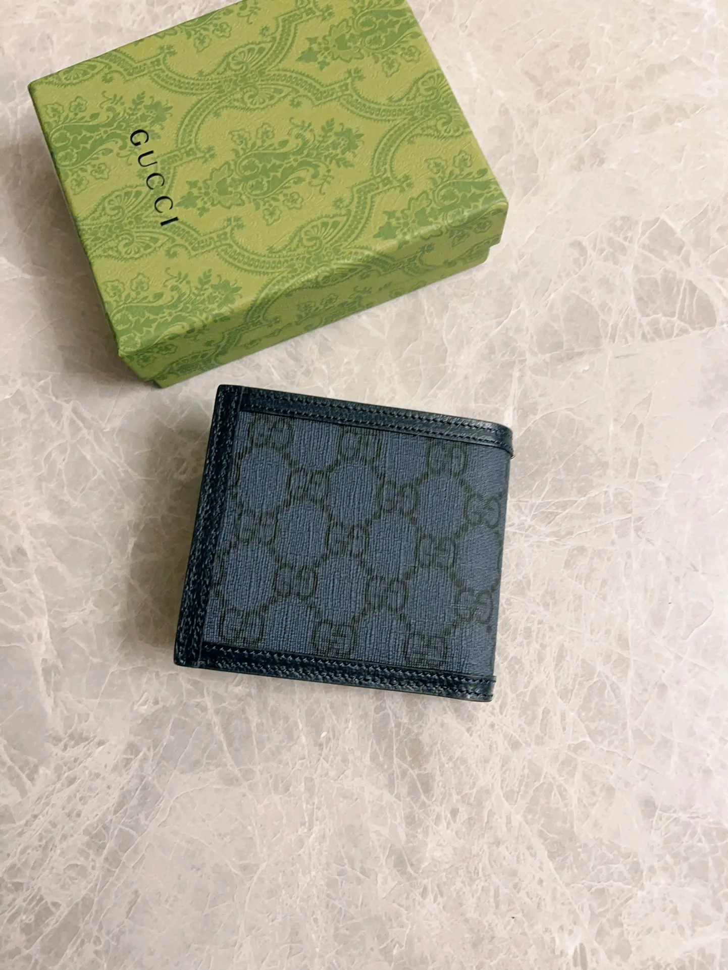 💰300🇭🇺🇭🇺GucciO’s latest phidia series short wallet, Ophidia series items have endless retro feelings. Dark blue GG Supreme canvas, dark blue cowhide piping, palladium tone accessories Double G Model: 597609 (insert card on one side and coin pocket on the other) Size: 12x 9.5cm Color: dark blue/pvc.