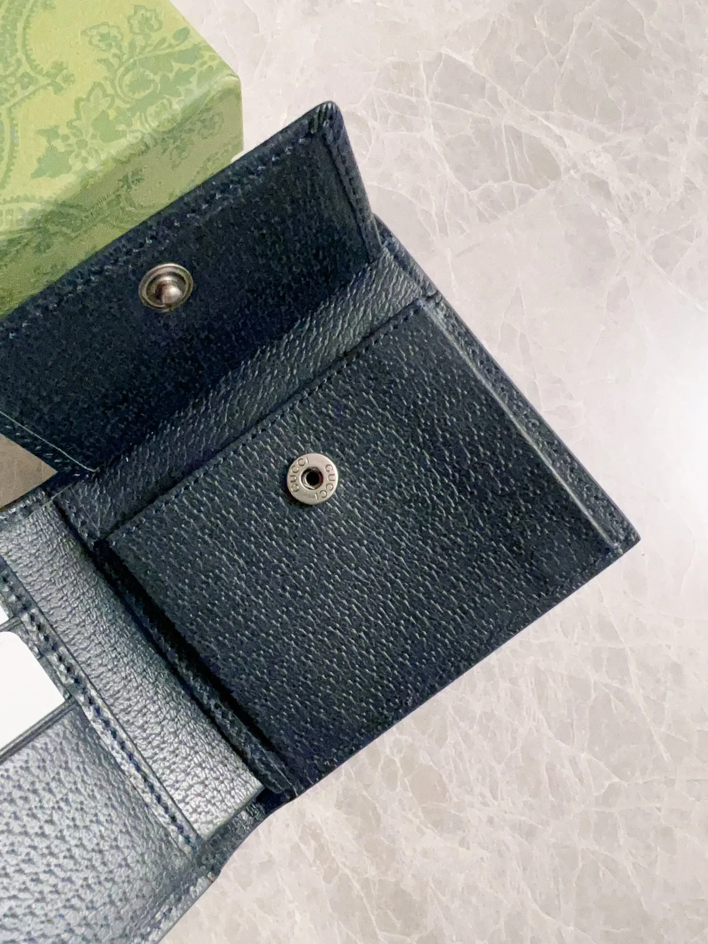 💰300🇭🇺🇭🇺GucciO’s latest phidia series short wallet, Ophidia series items have endless retro feelings. Dark blue GG Supreme canvas, dark blue cowhide piping, palladium tone accessories Double G Model: 597609 (insert card on one side and coin pocket on the other) Size: 12x 9.5cm Color: dark blue/pvc.