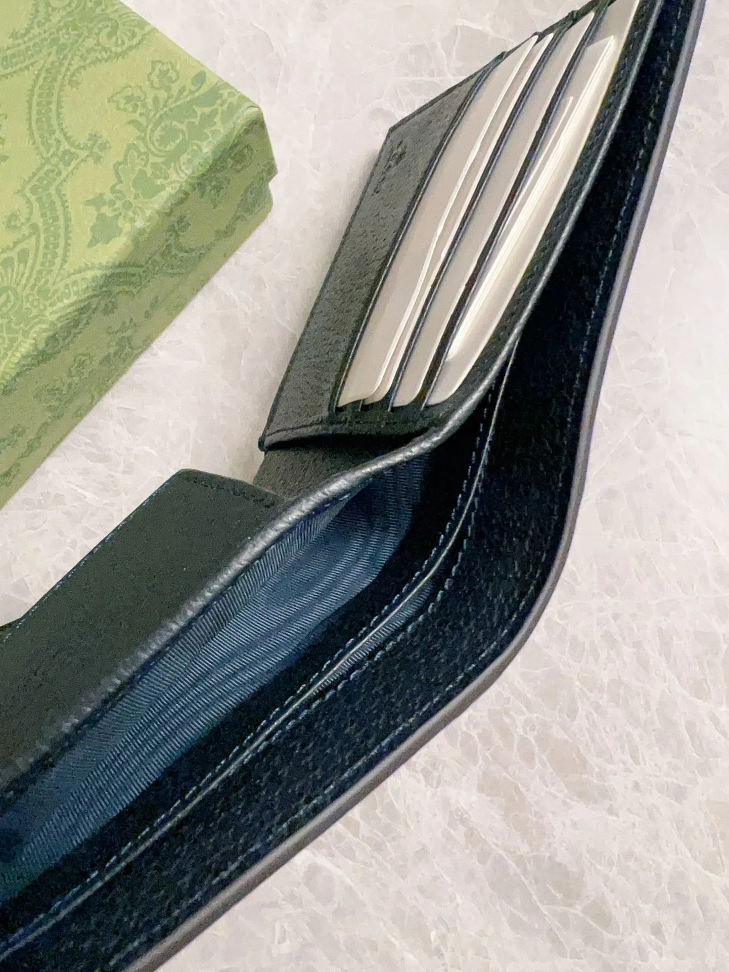 💰300🇭🇺🇭🇺GucciO’s latest phidia series short wallet, Ophidia series items have endless retro feelings. Dark blue GG Supreme canvas, dark blue cowhide piping, palladium tone accessories Double G Model: 597609 (insert card on one side and coin pocket on the other) Size: 12x 9.5cm Color: dark blue/pvc.