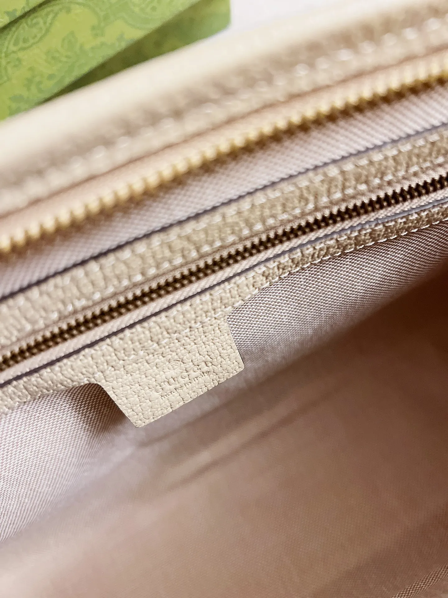 💰540 [with box and bag] latest wheat color! 🇭🇺🇭🇺Original product, Ophidia series GG clutch🌿🌿This zipper clutch uses GG Carefully crafted from Supreme high-grade man-made canvas🌿🌿, it is also decorated with the brand’s two most recognizable classic iconic elements - red and green striped webbing and double G styling accessories🌿🌿, model number: 598234, size: 28.5cm*18cm*9, color: beige
