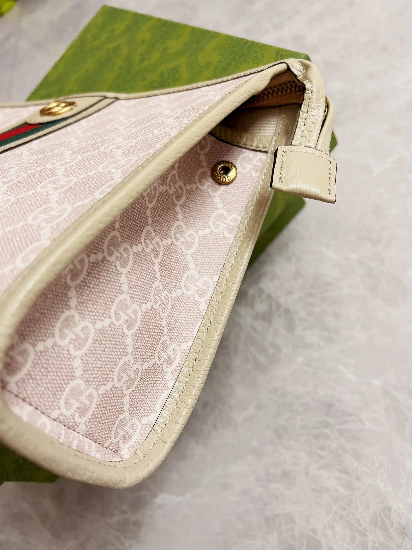💰540 [with box and bag] latest wheat color! 🇭🇺🇭🇺Original product, Ophidia series GG clutch🌿🌿This zipper clutch uses GG Carefully crafted from Supreme high-grade man-made canvas🌿🌿, it is also decorated with the brand’s two most recognizable classic iconic elements - red and green striped webbing and double G styling accessories🌿🌿, model number: 598234, size: 28.5cm*18cm*9, color: beige