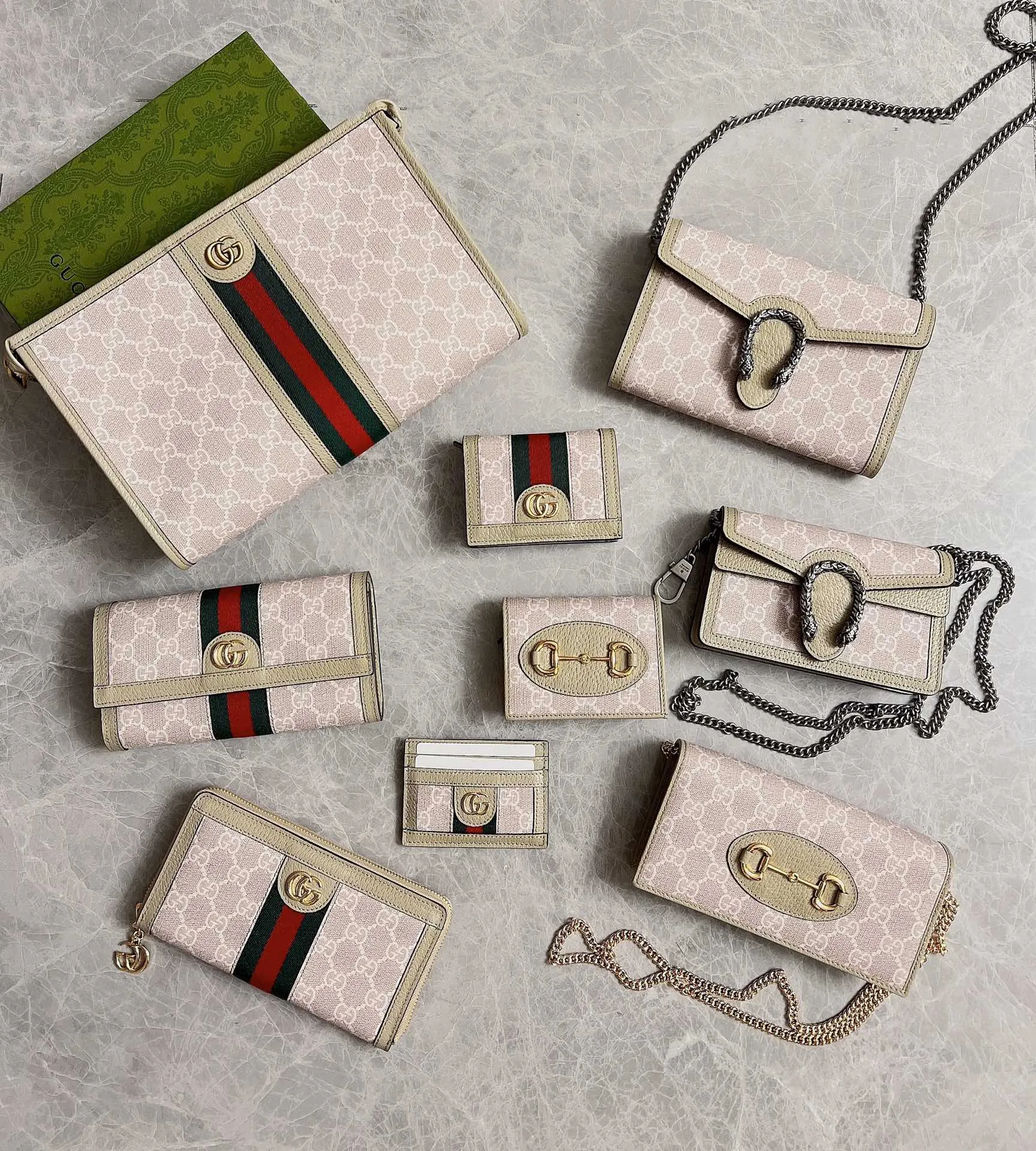 💰540 [with box and bag] latest wheat color! 🇭🇺🇭🇺Original product, Ophidia series GG clutch🌿🌿This zipper clutch uses GG Carefully crafted from Supreme high-grade man-made canvas🌿🌿, it is also decorated with the brand’s two most recognizable classic iconic elements - red and green striped webbing and double G styling accessories🌿🌿, model number: 598234, size: 28.5cm*18cm*9, color: beige
