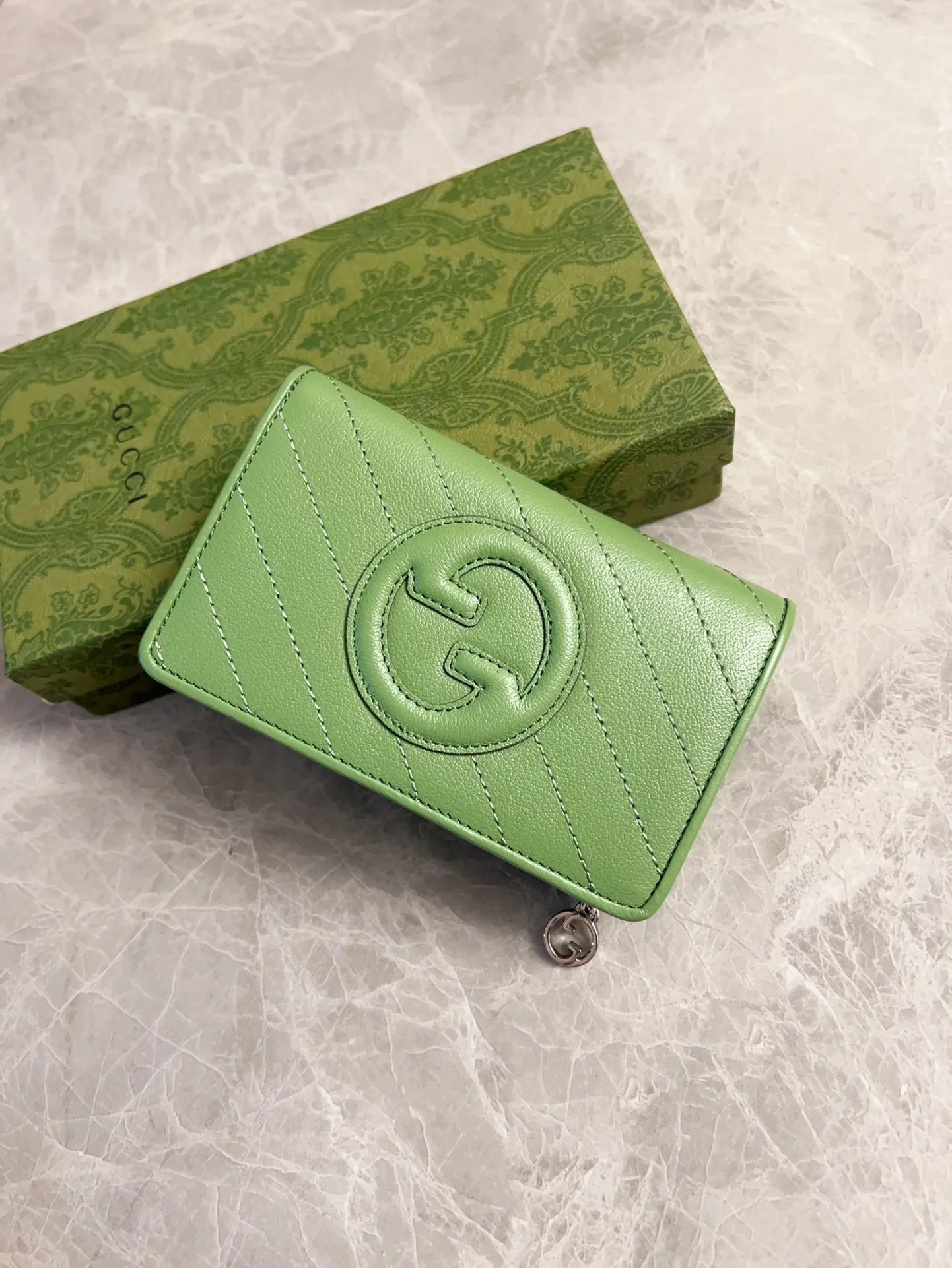 💰440🇮🇹🇮🇹The Gucci Blondie series features one of the brand's bold patterns with a same-tone calfskin design🧽🧽This series is ingenious and incorporates round geometric style interlocking double G🧽🧽to showcase Gucci's modern aesthetic design🧽🧽 Model: 760336 (mid-length clip) Size: 14 (length) x 18.5 (width) x 3cm (thickness) Color: black, gray, brown, pink, green, white/original leather.