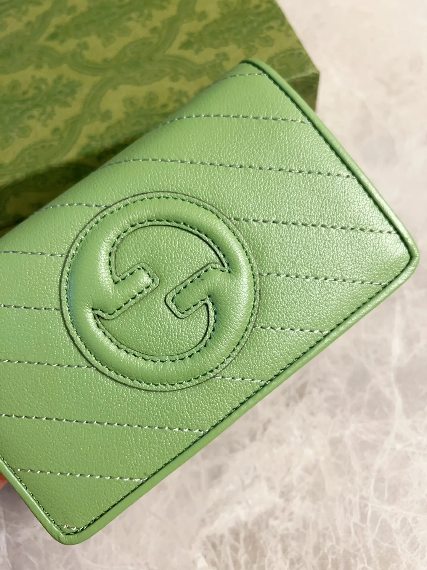 💰440🇮🇹🇮🇹The Gucci Blondie series features one of the brand's bold patterns with a same-tone calfskin design🧽🧽This series is ingenious and incorporates round geometric style interlocking double G🧽🧽to showcase Gucci's modern aesthetic design🧽🧽 Model: 760336 (mid-length clip) Size: 14 (length) x 18.5 (width) x 3cm (thickness) Color: black, gray, brown, pink, green, white/original leather.
