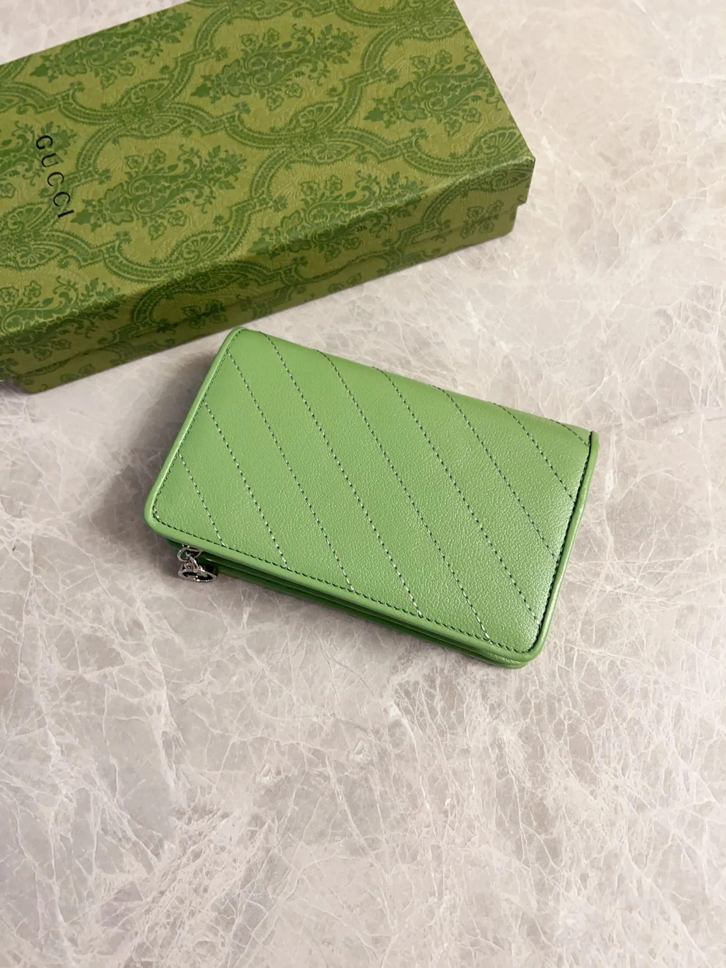 💰440🇮🇹🇮🇹The Gucci Blondie series features one of the brand's bold patterns with a same-tone calfskin design🧽🧽This series is ingenious and incorporates round geometric style interlocking double G🧽🧽to showcase Gucci's modern aesthetic design🧽🧽 Model: 760336 (mid-length clip) Size: 14 (length) x 18.5 (width) x 3cm (thickness) Color: black, gray, brown, pink, green, white/original leather.