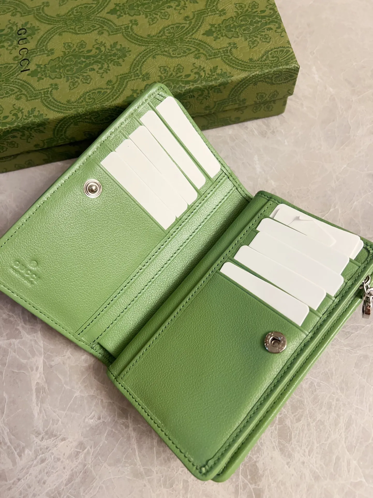 💰440🇮🇹🇮🇹The Gucci Blondie series features one of the brand's bold patterns with a same-tone calfskin design🧽🧽This series is ingenious and incorporates round geometric style interlocking double G🧽🧽to showcase Gucci's modern aesthetic design🧽🧽 Model: 760336 (mid-length clip) Size: 14 (length) x 18.5 (width) x 3cm (thickness) Color: black, gray, brown, pink, green, white/original leather.