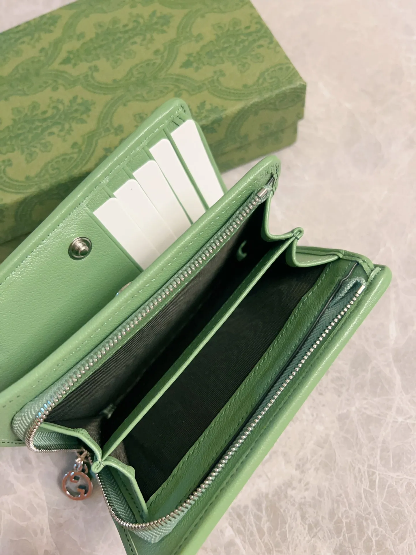 💰440🇮🇹🇮🇹The Gucci Blondie series features one of the brand's bold patterns with a same-tone calfskin design🧽🧽This series is ingenious and incorporates round geometric style interlocking double G🧽🧽to showcase Gucci's modern aesthetic design🧽🧽 Model: 760336 (mid-length clip) Size: 14 (length) x 18.5 (width) x 3cm (thickness) Color: black, gray, brown, pink, green, white/original leather.