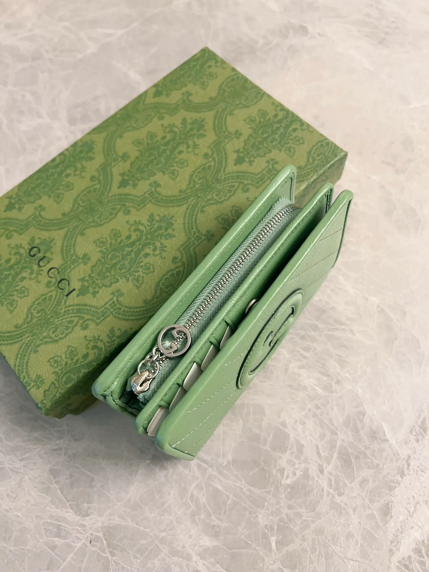 💰440🇮🇹🇮🇹The Gucci Blondie series features one of the brand's bold patterns with a same-tone calfskin design🧽🧽This series is ingenious and incorporates round geometric style interlocking double G🧽🧽to showcase Gucci's modern aesthetic design🧽🧽 Model: 760336 (mid-length clip) Size: 14 (length) x 18.5 (width) x 3cm (thickness) Color: black, gray, brown, pink, green, white/original leather.