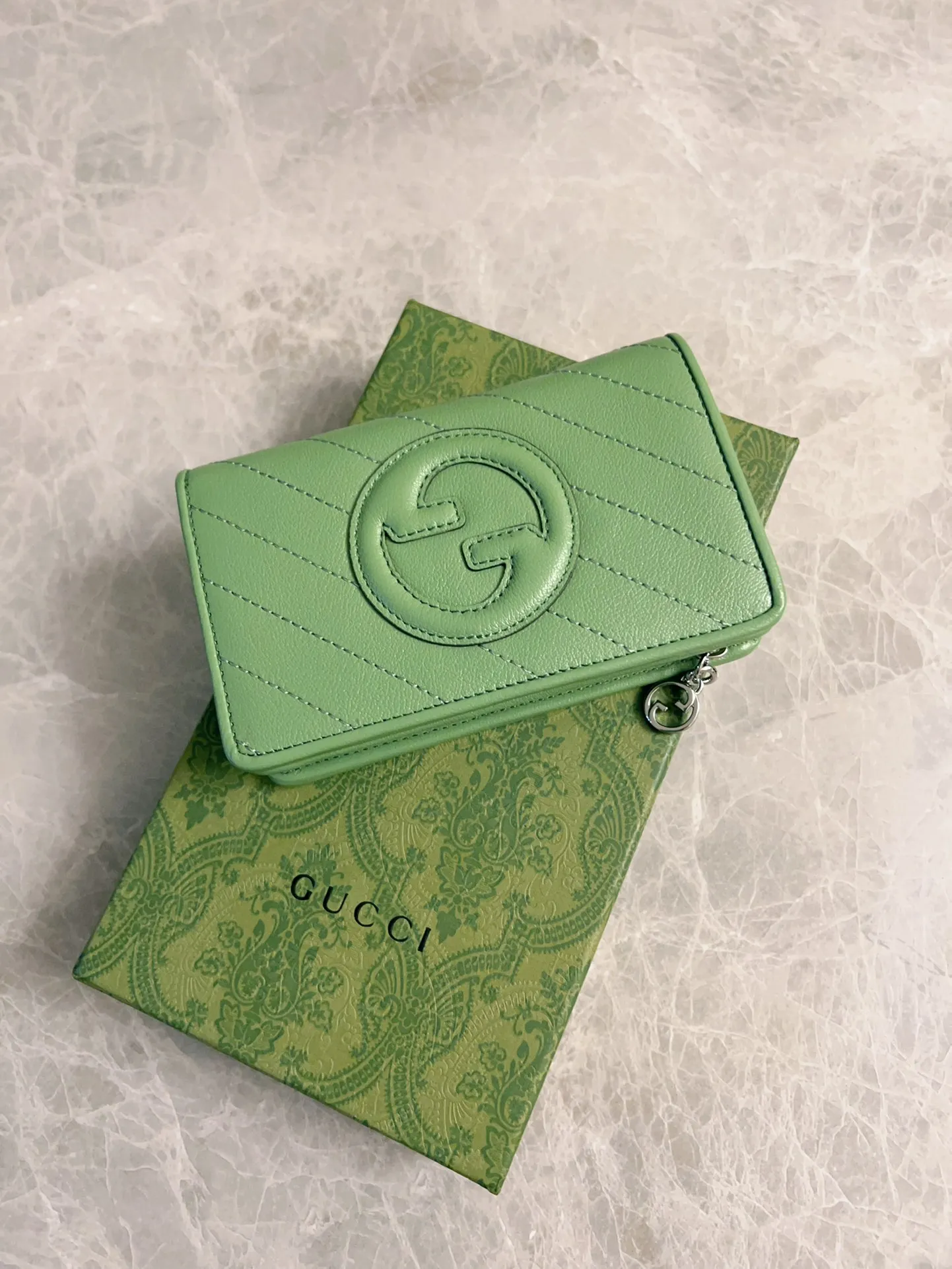 💰440🇮🇹🇮🇹The Gucci Blondie series features one of the brand's bold patterns with a same-tone calfskin design🧽🧽This series is ingenious and incorporates round geometric style interlocking double G🧽🧽to showcase Gucci's modern aesthetic design🧽🧽 Model: 760336 (mid-length clip) Size: 14 (length) x 18.5 (width) x 3cm (thickness) Color: black, gray, brown, pink, green, white/original leather.