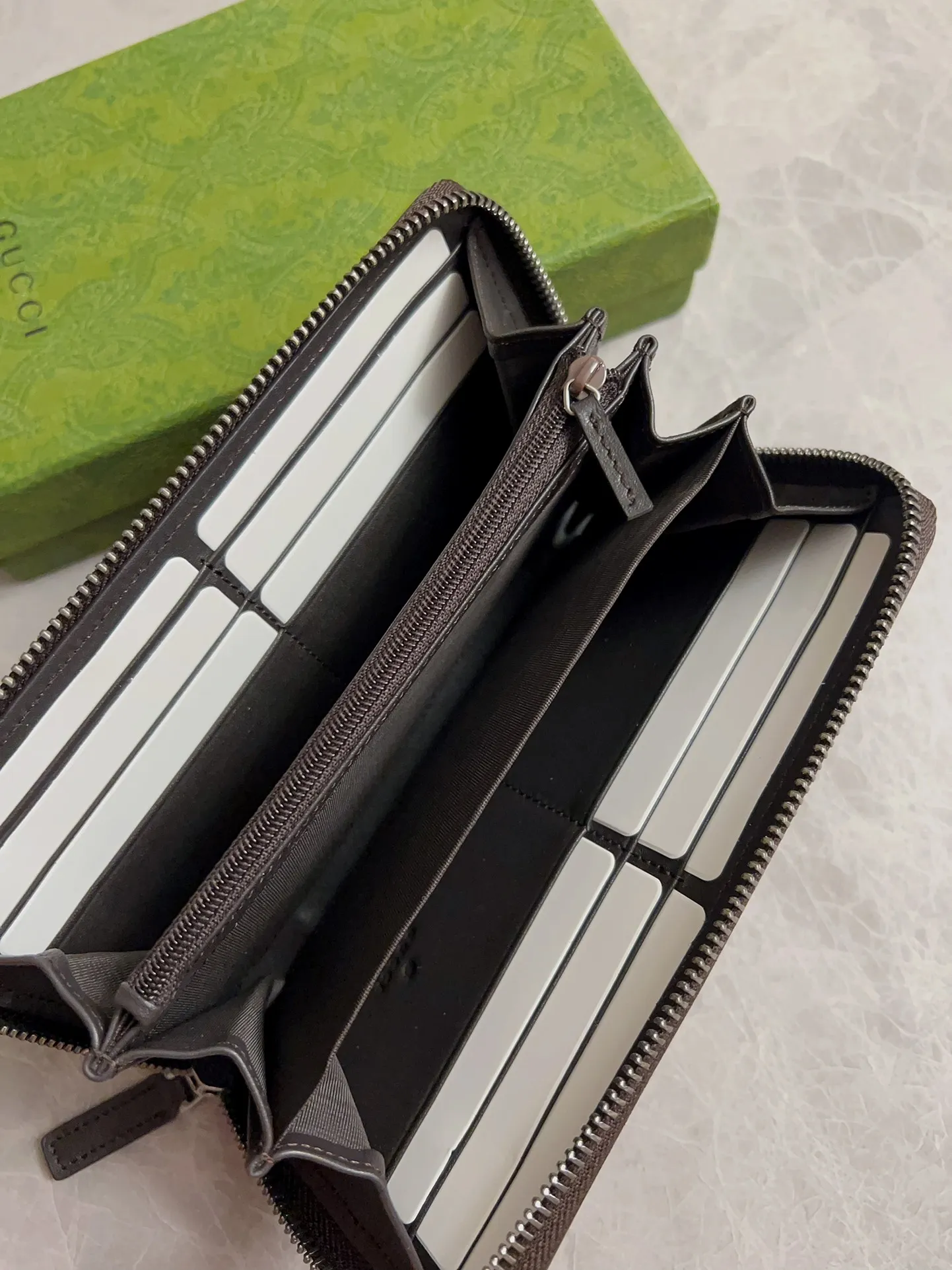💰390 🇭🇺🇭🇺Original product, style number: 408831, counter quality 💯top imported cowhide! Made of original hardware, cotton zippers, oiled edges and fine workmanship. 😋😋Synchronized with counters. Size: 19x10x2.5cm. Color: pvc brown.