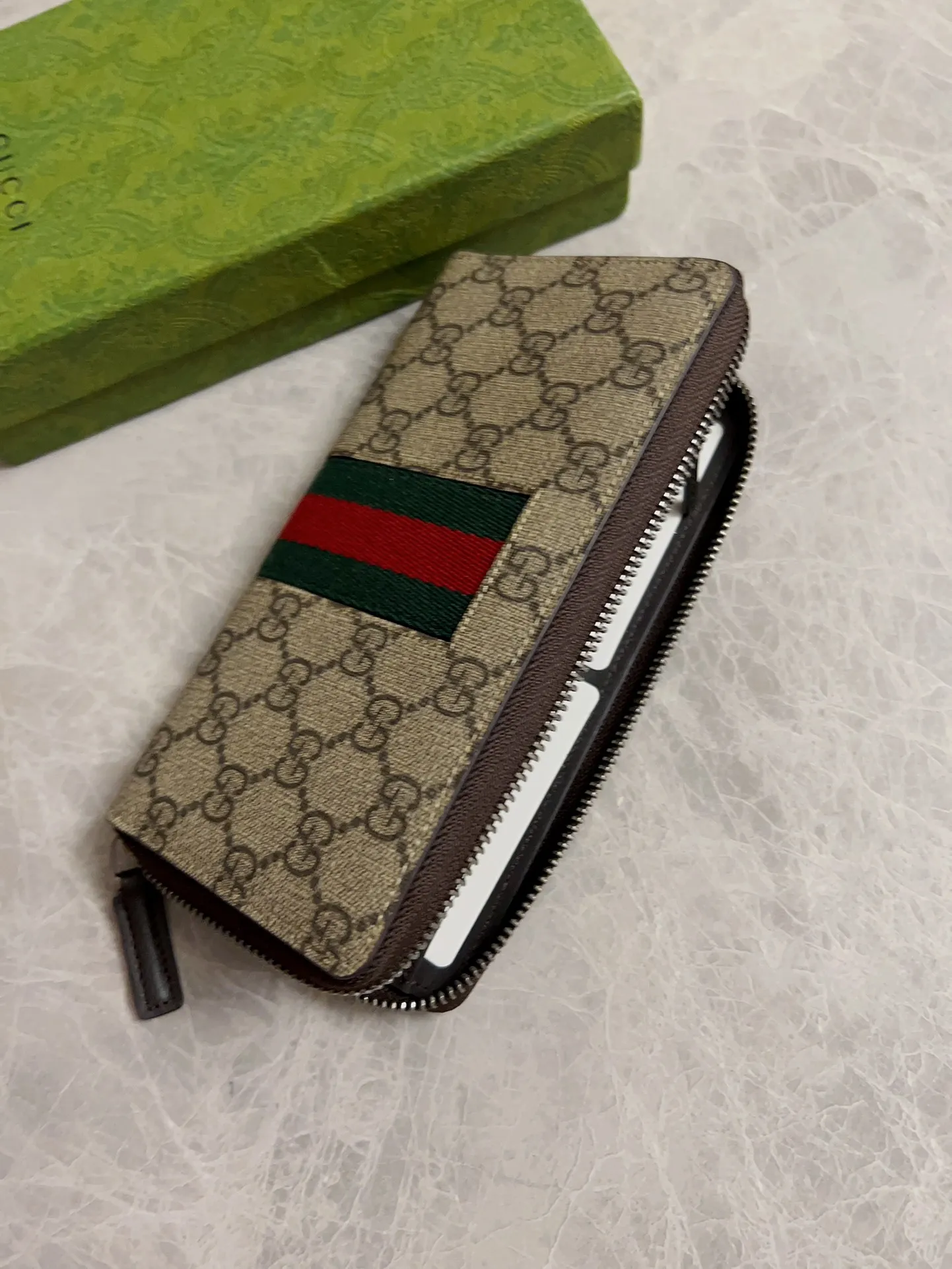 💰390 🇭🇺🇭🇺Original product, style number: 408831, counter quality 💯top imported cowhide! Made of original hardware, cotton zippers, oiled edges and fine workmanship. 😋😋Synchronized with counters. Size: 19x10x2.5cm. Color: pvc brown.
