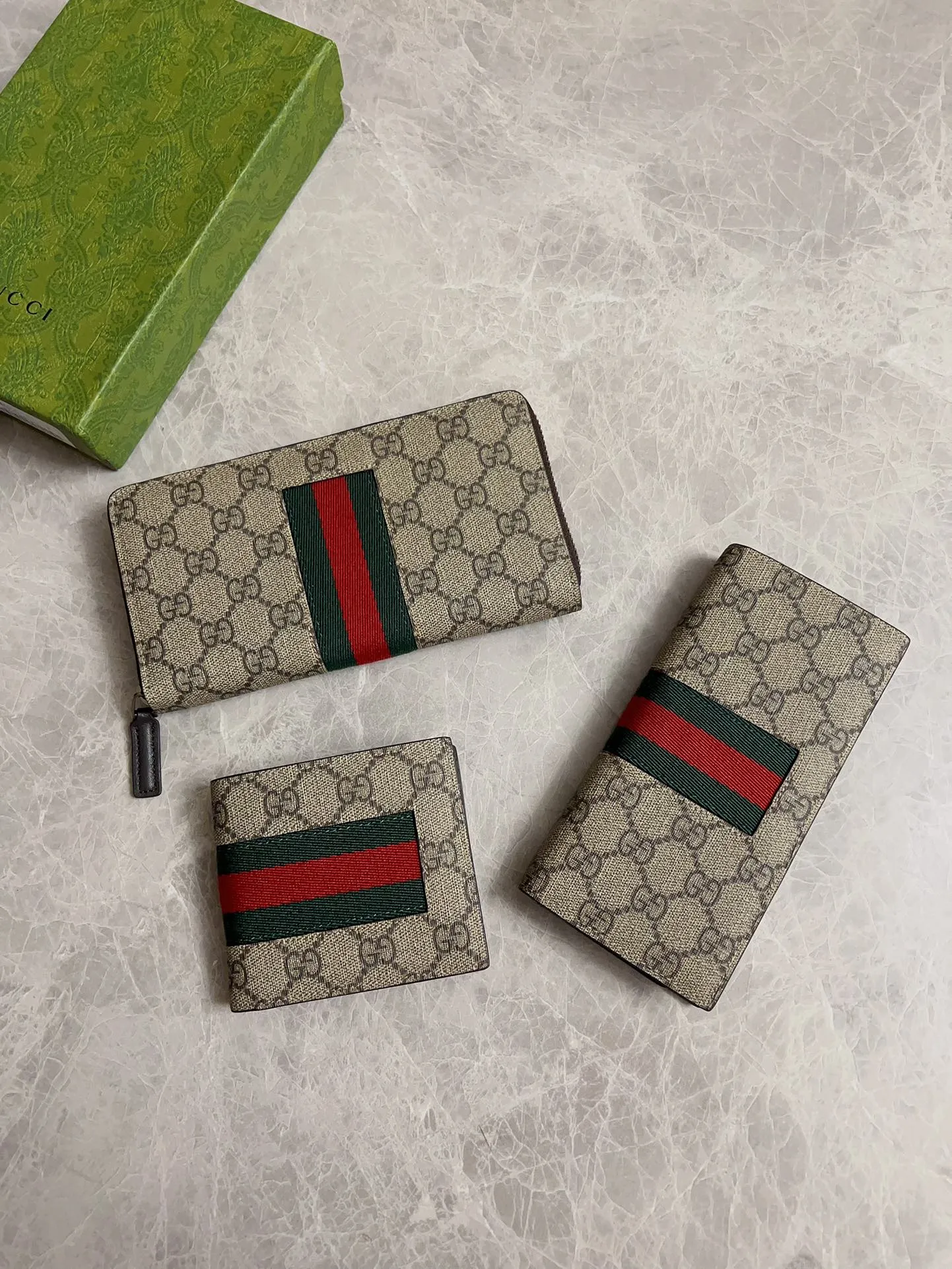 💰390 🇭🇺🇭🇺Original product, style number: 408831, counter quality 💯top imported cowhide! Made of original hardware, cotton zippers, oiled edges and fine workmanship. 😋😋Synchronized with counters. Size: 19x10x2.5cm. Color: pvc brown.