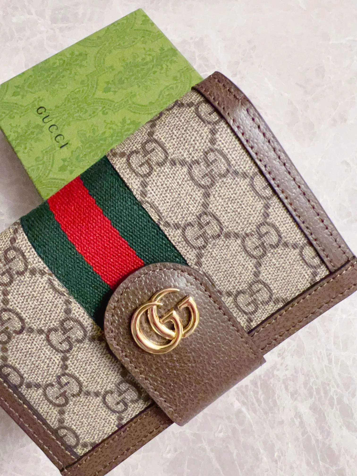 💰350 🇭🇺🇭🇺 GG official website synchronizes the new style~Passport holder🦠🦠GG Supreme Canvas series~Brown pig pattern original cowhide inner compartment [one card slot and one passport slot]🦠🦠You can also put a little cash and air tickets, pragmatism, generous and decent, and exquisite workmanship! 🦠🦠Red and green with bronze double G hardware is the mainstream, 🦠🦠Size: 10.5 width x 14.5 height cm, style number: 598914, color: brown PVC