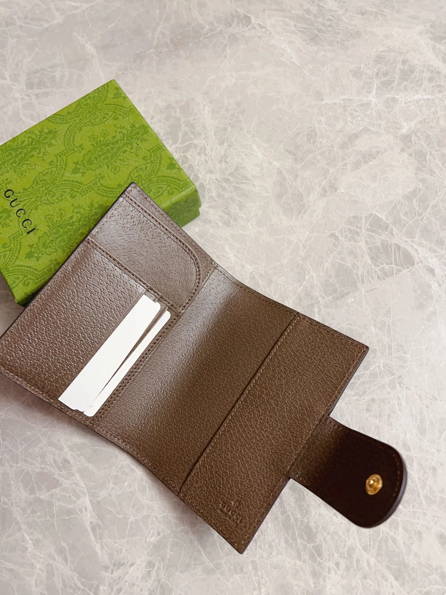 💰350 🇭🇺🇭🇺 GG official website synchronizes the new style~Passport holder🦠🦠GG Supreme Canvas series~Brown pig pattern original cowhide inner compartment [one card slot and one passport slot]🦠🦠You can also put a little cash and air tickets, pragmatism, generous and decent, and exquisite workmanship! 🦠🦠Red and green with bronze double G hardware is the mainstream, 🦠🦠Size: 10.5 width x 14.5 height cm, style number: 598914, color: brown PVC