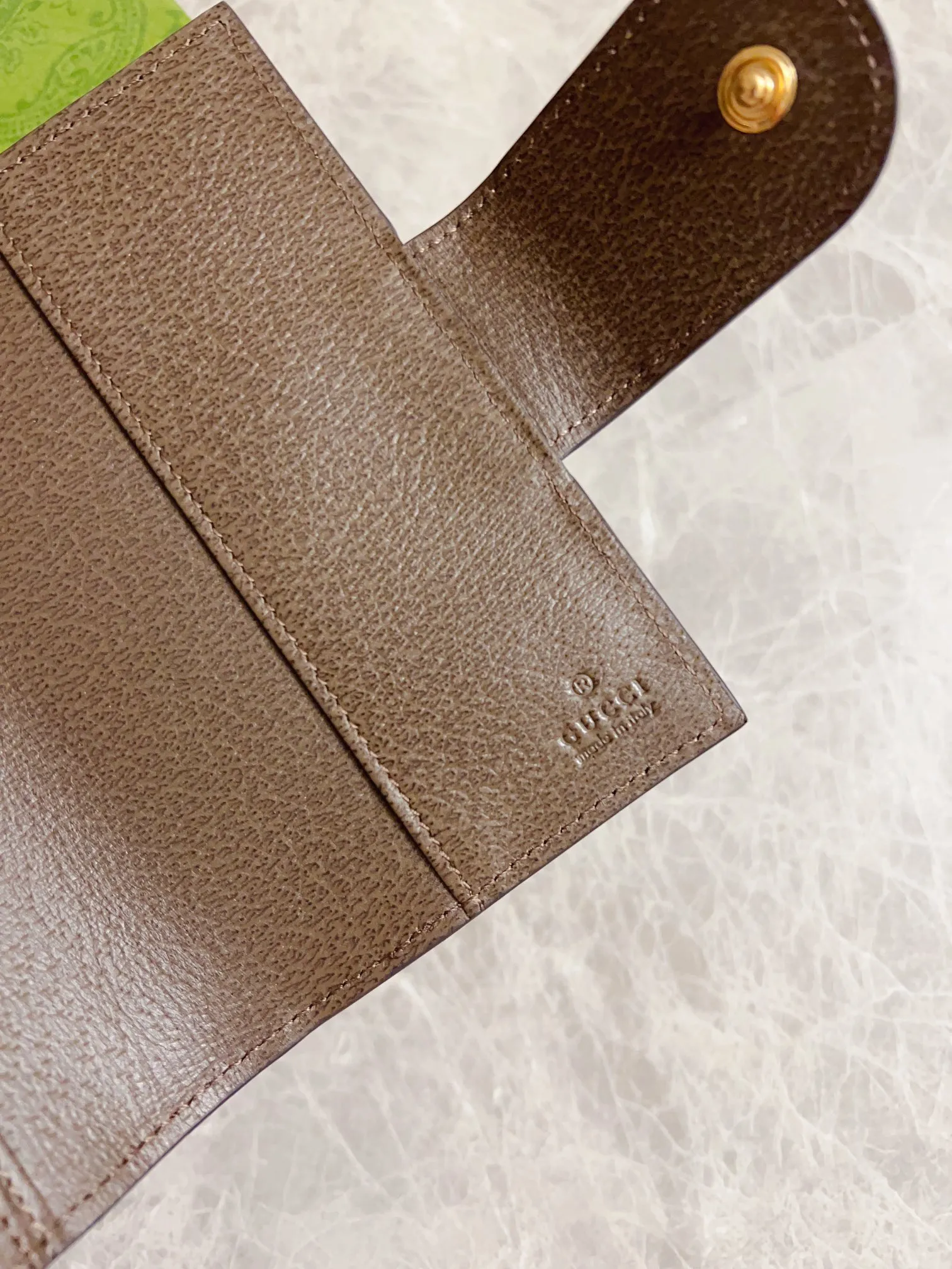 💰350 🇭🇺🇭🇺 GG official website synchronizes the new style~Passport holder🦠🦠GG Supreme Canvas series~Brown pig pattern original cowhide inner compartment [one card slot and one passport slot]🦠🦠You can also put a little cash and air tickets, pragmatism, generous and decent, and exquisite workmanship! 🦠🦠Red and green with bronze double G hardware is the mainstream, 🦠🦠Size: 10.5 width x 14.5 height cm, style number: 598914, color: brown PVC