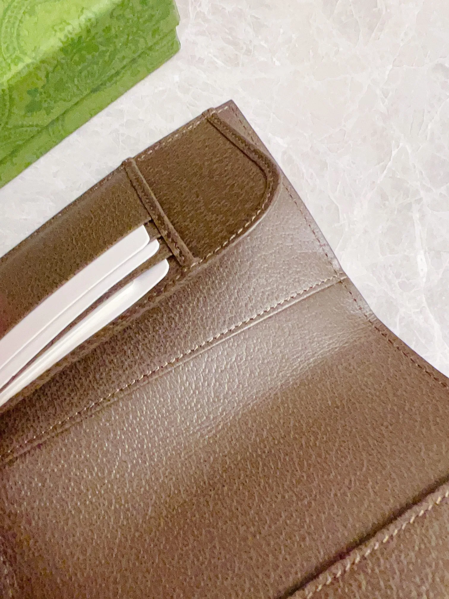 💰350 🇭🇺🇭🇺 GG official website synchronizes the new style~Passport holder🦠🦠GG Supreme Canvas series~Brown pig pattern original cowhide inner compartment [one card slot and one passport slot]🦠🦠You can also put a little cash and air tickets, pragmatism, generous and decent, and exquisite workmanship! 🦠🦠Red and green with bronze double G hardware is the mainstream, 🦠🦠Size: 10.5 width x 14.5 height cm, style number: 598914, color: brown PVC