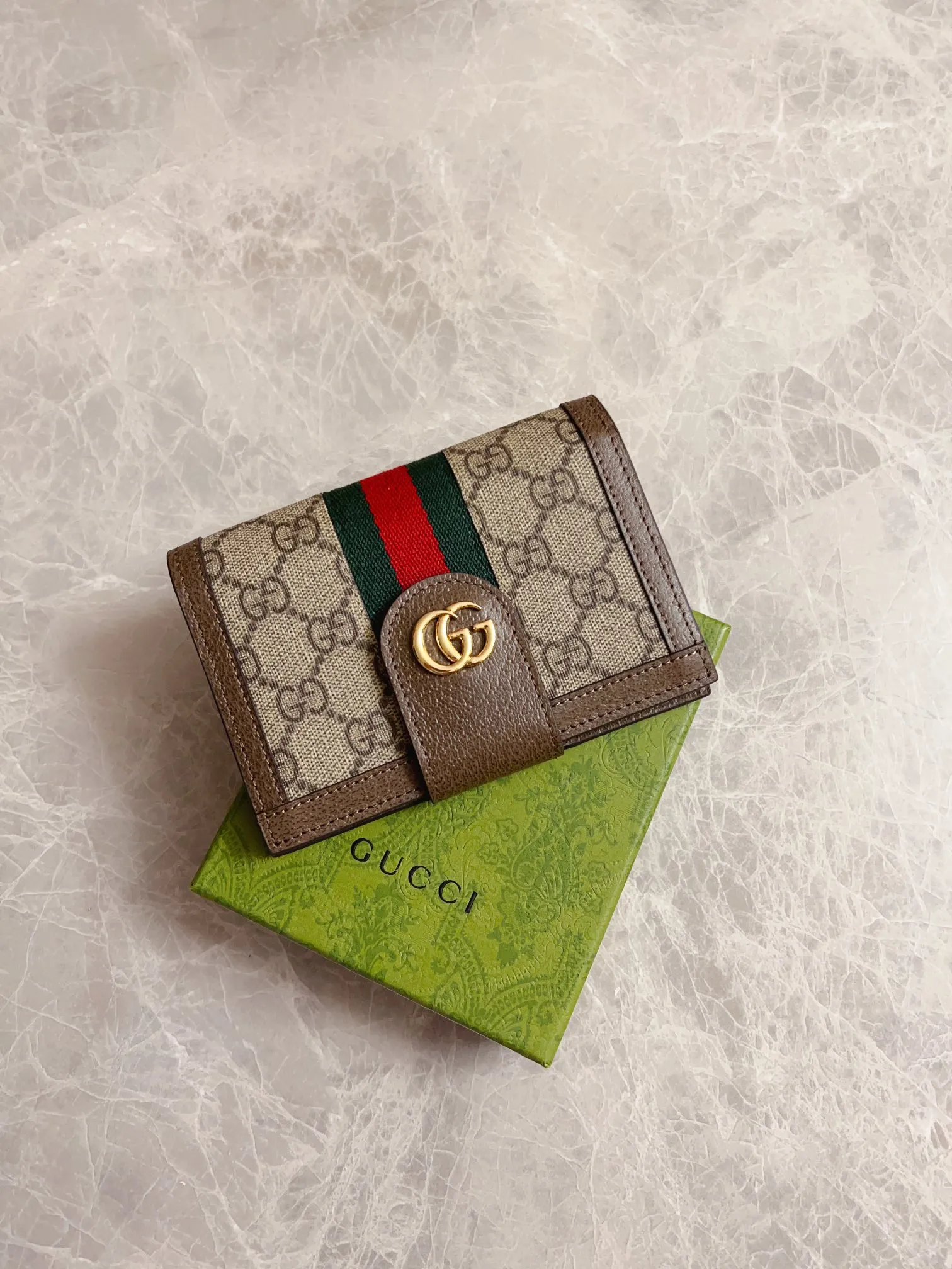 💰350 🇭🇺🇭🇺 GG official website synchronizes the new style~Passport holder🦠🦠GG Supreme Canvas series~Brown pig pattern original cowhide inner compartment [one card slot and one passport slot]🦠🦠You can also put a little cash and air tickets, pragmatism, generous and decent, and exquisite workmanship! 🦠🦠Red and green with bronze double G hardware is the mainstream, 🦠🦠Size: 10.5 width x 14.5 height cm, style number: 598914, color: brown PVC