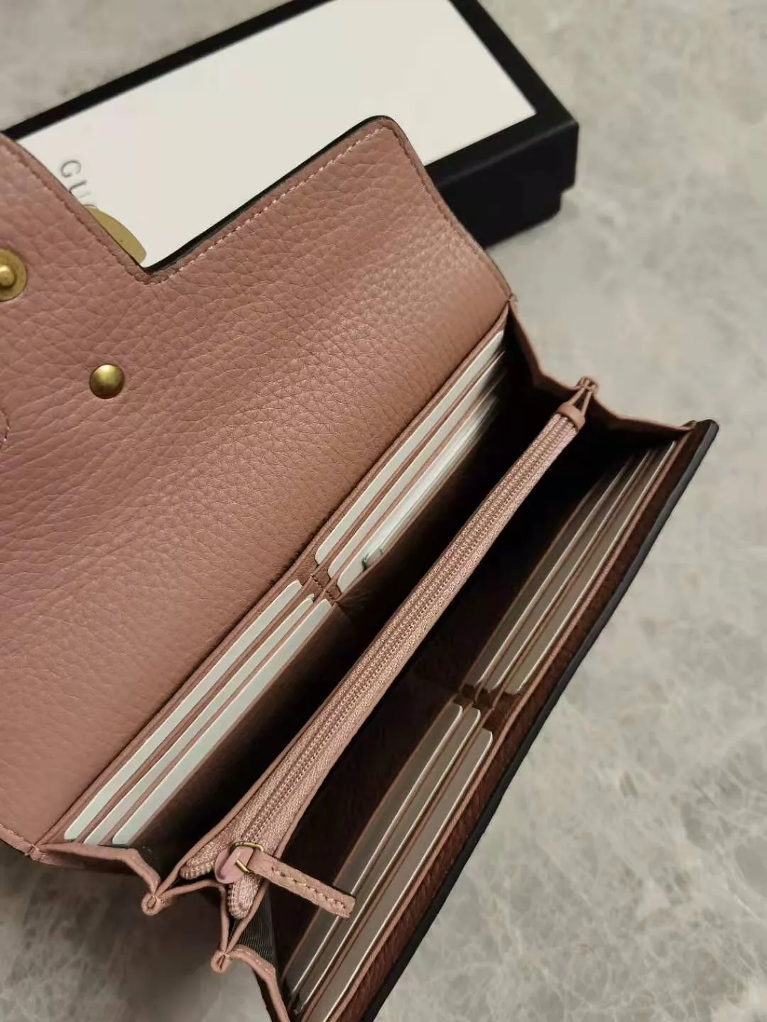 💰 420🇭🇺🇭🇺Original product! The latest model in the counter, 🦄🦄Top imported first-layer textured cowhide^_^24K high temperature electroplating hardware^_^Perfect stitching 🦄🦄Comparable to genuine products🦄🦄Model number: 400586 Color: black, nude pink, bright red, size: 19.5-10-2.5cm