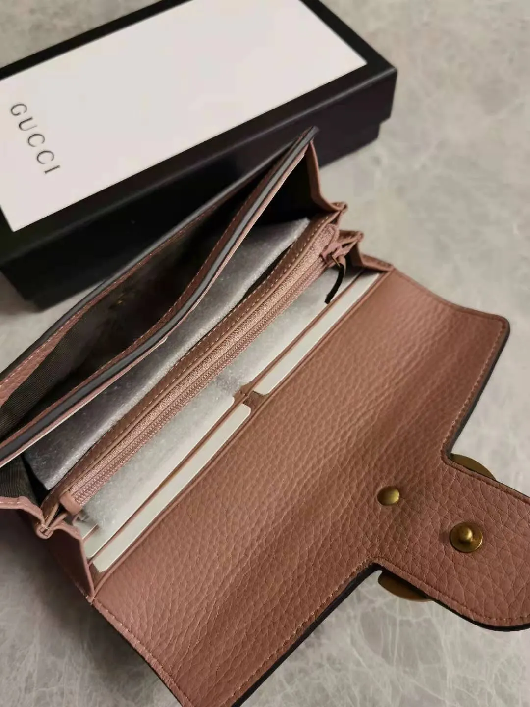 💰 420🇭🇺🇭🇺Original product! The latest model in the counter, 🦄🦄Top imported first-layer textured cowhide^_^24K high temperature electroplating hardware^_^Perfect stitching 🦄🦄Comparable to genuine products🦄🦄Model number: 400586 Color: black, nude pink, bright red, size: 19.5-10-2.5cm