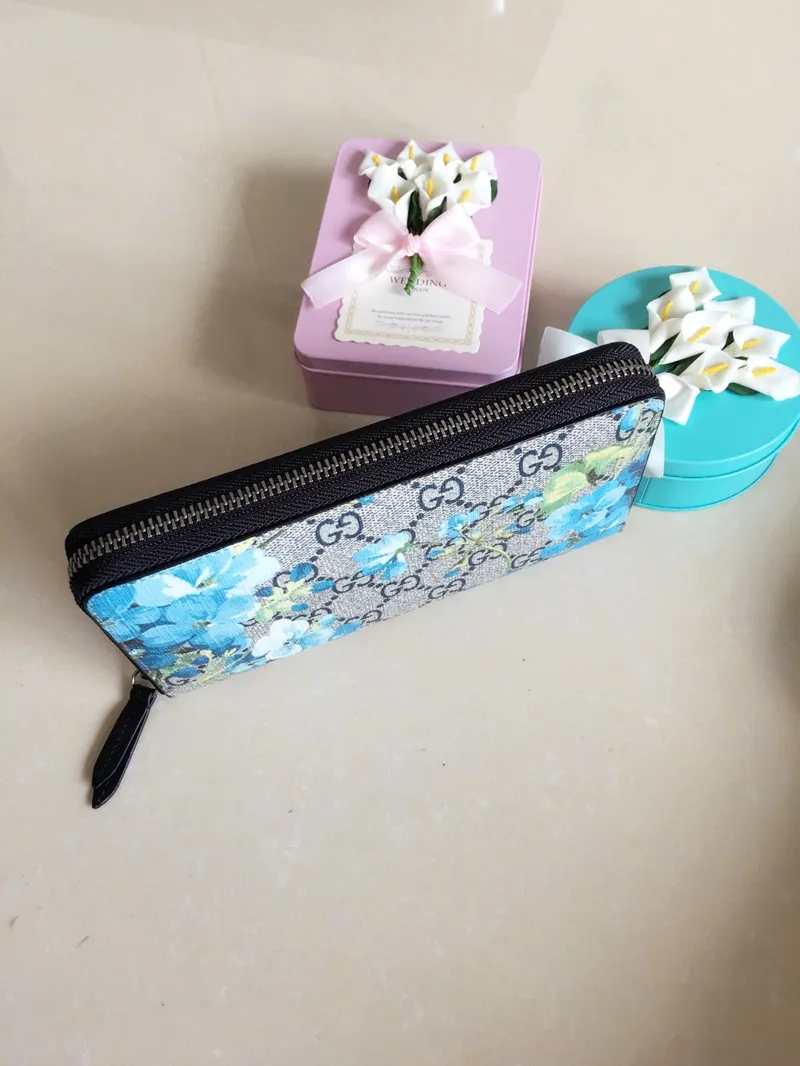 💰400 🇮🇹🇮🇹New colors available! 🌳🌳The latest personalized fashion 🌹🌹Women's zipper wallet 404071 "Tear-off flower PVC" with original cowhide, original hardware 🌻🌻Leading fashion temperament, super classy🌸🌸 Coffee, cherry blossom pink, maroon, green flower/black, ice blue flower-big red, ice blue flower-black 🌷🌷6 colors available, size 19.5～10～2.5