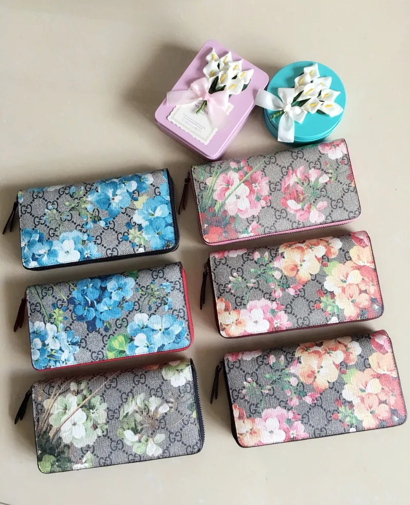 💰400 🇮🇹🇮🇹New colors available! 🌳🌳The latest personalized fashion 🌹🌹Women's zipper wallet 404071 "Tear-off flower PVC" with original cowhide, original hardware 🌻🌻Leading fashion temperament, super classy🌸🌸 Coffee, cherry blossom pink, maroon, green flower/black, ice blue flower-big red, ice blue flower-black 🌷🌷6 colors available, size 19.5～10～2.5