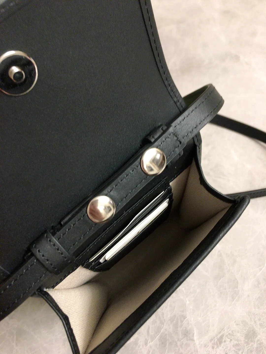 💰560🇭🇺🇭🇺gucci~2020 early autumn new style~Mobile phone bag 🧼🧼GG original factory cowhide cleverly integrated into punching holes and brand logo double G embossing🧼🧼Highlight the extraordinary design quality, simple and elegant, super large capacity, fashionable must-have item! Very practical🧼🧼Real shot, model: 625571, color: Kepi, size: 18×11×3.5cm