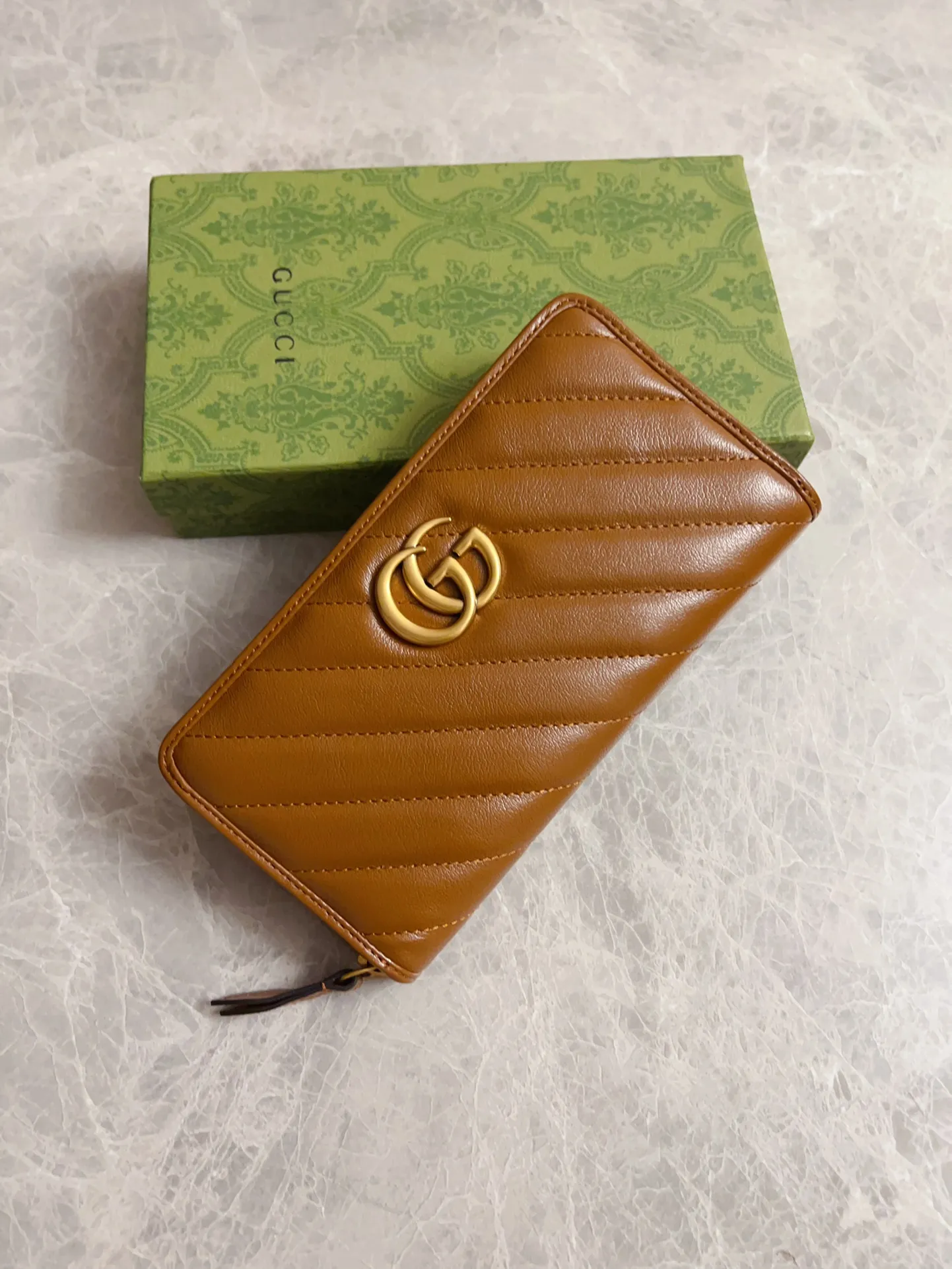 💰460 🇭🇺🇭🇺Gucci marmont original leather caramel new color zipper wallet 🧼🧼High-end caramel color 🆕 It is the new product of Gucci counters in the autumn and winter of 2020 🧼🧼Breaking through the previous style, using the same color with binding and bronze hardware, the highest level! Real shots! Style number: 443123, size: 19x10x2.5cm