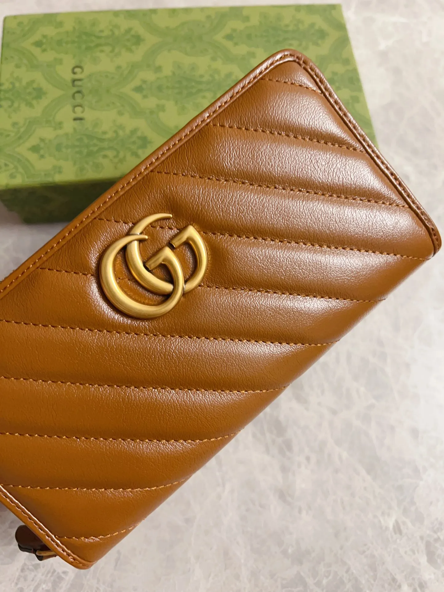 💰460 🇭🇺🇭🇺Gucci marmont original leather caramel new color zipper wallet 🧼🧼High-end caramel color 🆕 It is the new product of Gucci counters in the autumn and winter of 2020 🧼🧼Breaking through the previous style, using the same color with binding and bronze hardware, the highest level! Real shots! Style number: 443123, size: 19x10x2.5cm