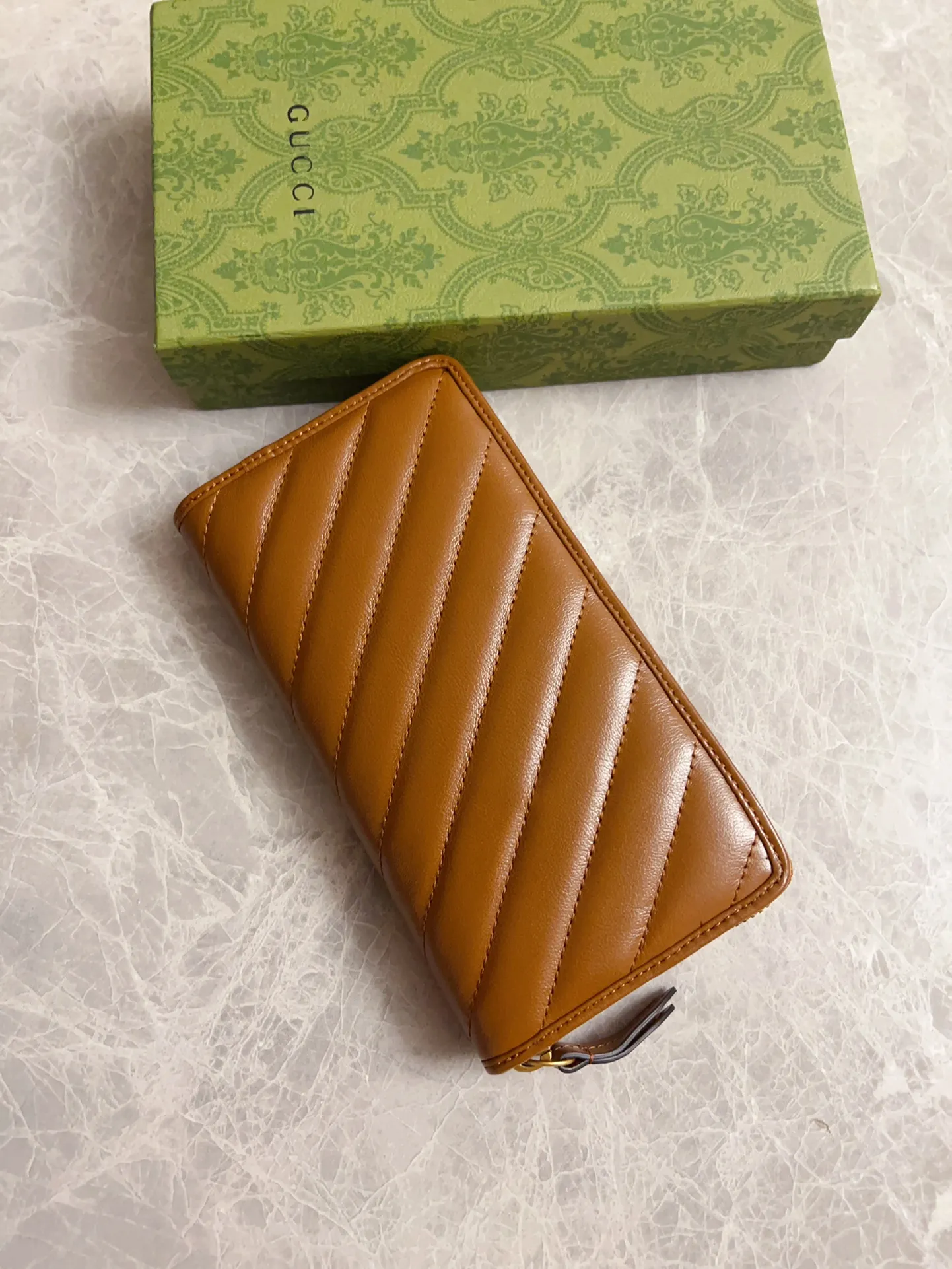 💰460 🇭🇺🇭🇺Gucci marmont original leather caramel new color zipper wallet 🧼🧼High-end caramel color 🆕 It is the new product of Gucci counters in the autumn and winter of 2020 🧼🧼Breaking through the previous style, using the same color with binding and bronze hardware, the highest level! Real shots! Style number: 443123, size: 19x10x2.5cm