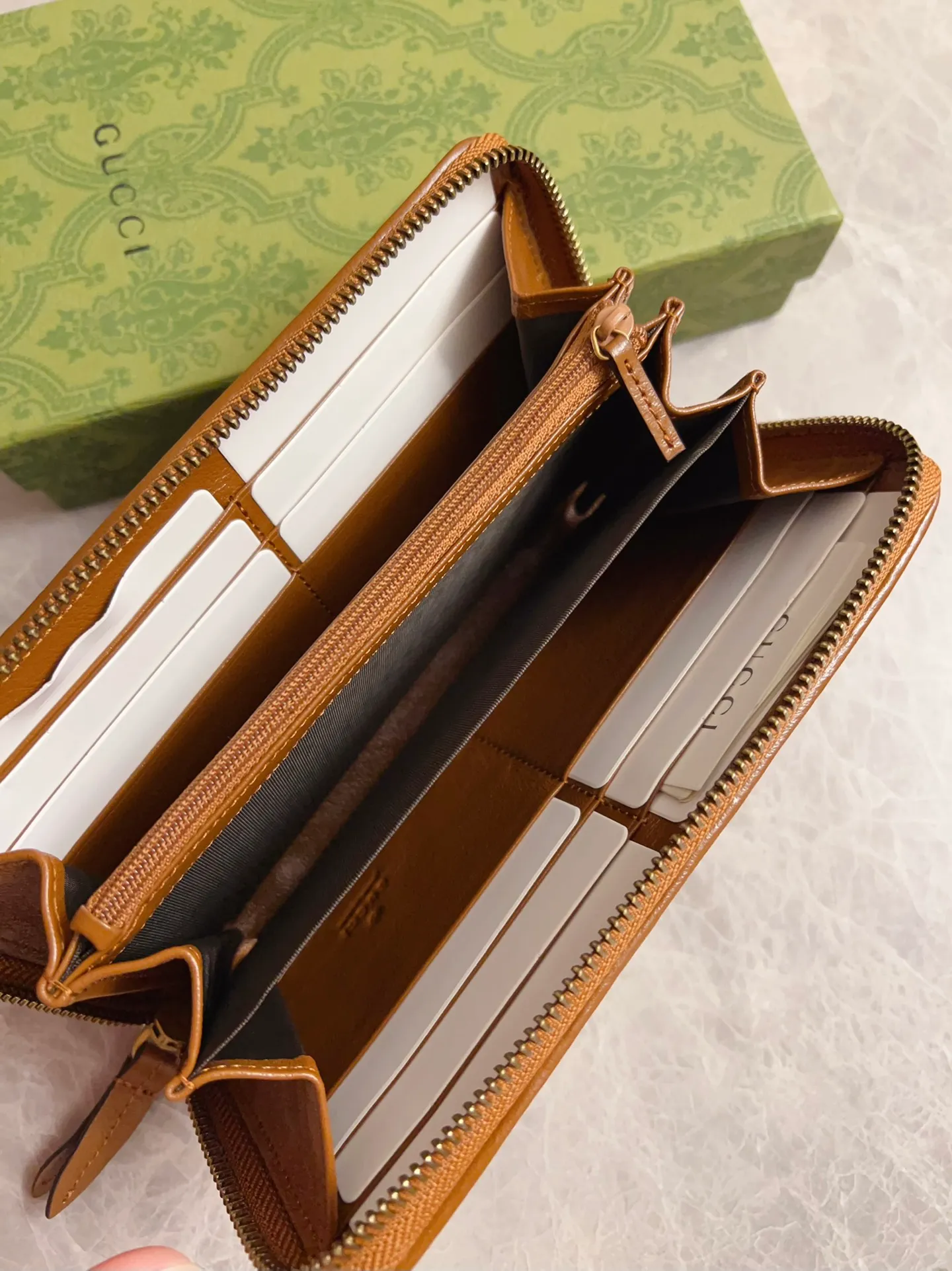 💰460 🇭🇺🇭🇺Gucci marmont original leather caramel new color zipper wallet 🧼🧼High-end caramel color 🆕 It is the new product of Gucci counters in the autumn and winter of 2020 🧼🧼Breaking through the previous style, using the same color with binding and bronze hardware, the highest level! Real shots! Style number: 443123, size: 19x10x2.5cm