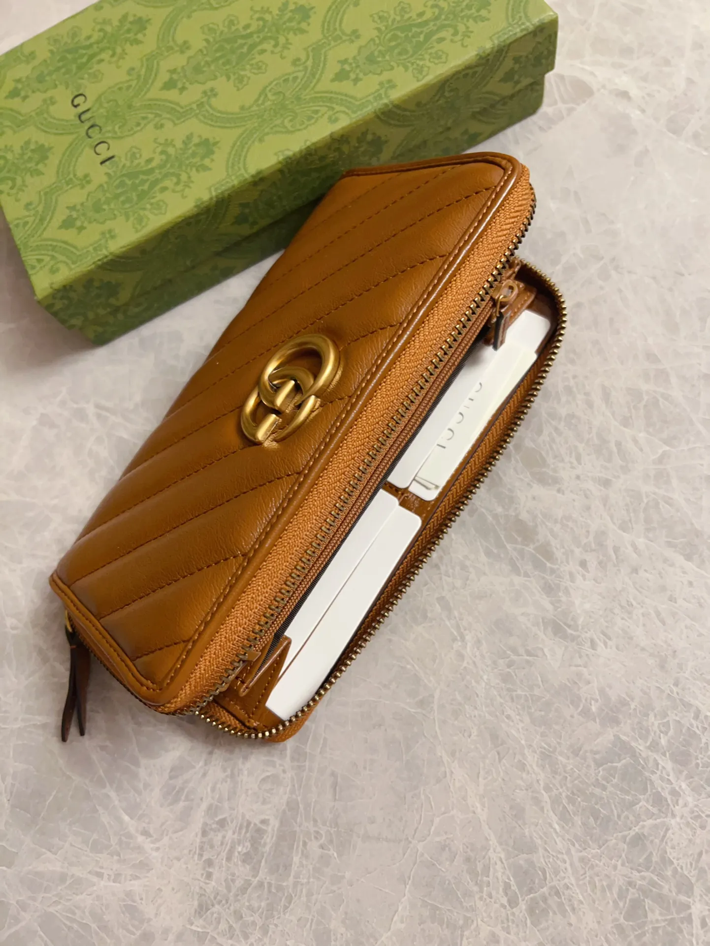 💰460 🇭🇺🇭🇺Gucci marmont original leather caramel new color zipper wallet 🧼🧼High-end caramel color 🆕 It is the new product of Gucci counters in the autumn and winter of 2020 🧼🧼Breaking through the previous style, using the same color with binding and bronze hardware, the highest level! Real shots! Style number: 443123, size: 19x10x2.5cm