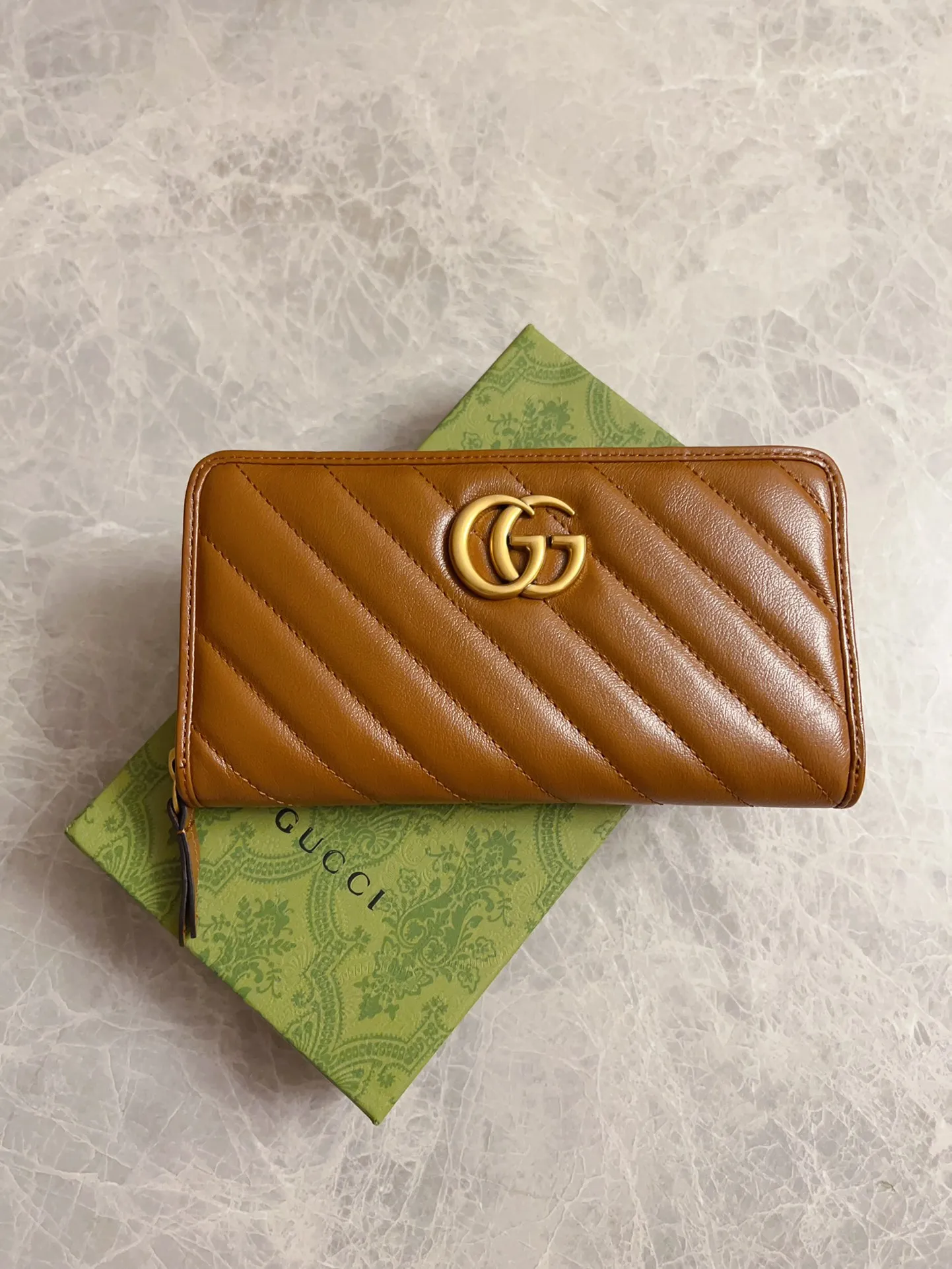 💰460 🇭🇺🇭🇺Gucci marmont original leather caramel new color zipper wallet 🧼🧼High-end caramel color 🆕 It is the new product of Gucci counters in the autumn and winter of 2020 🧼🧼Breaking through the previous style, using the same color with binding and bronze hardware, the highest level! Real shots! Style number: 443123, size: 19x10x2.5cm