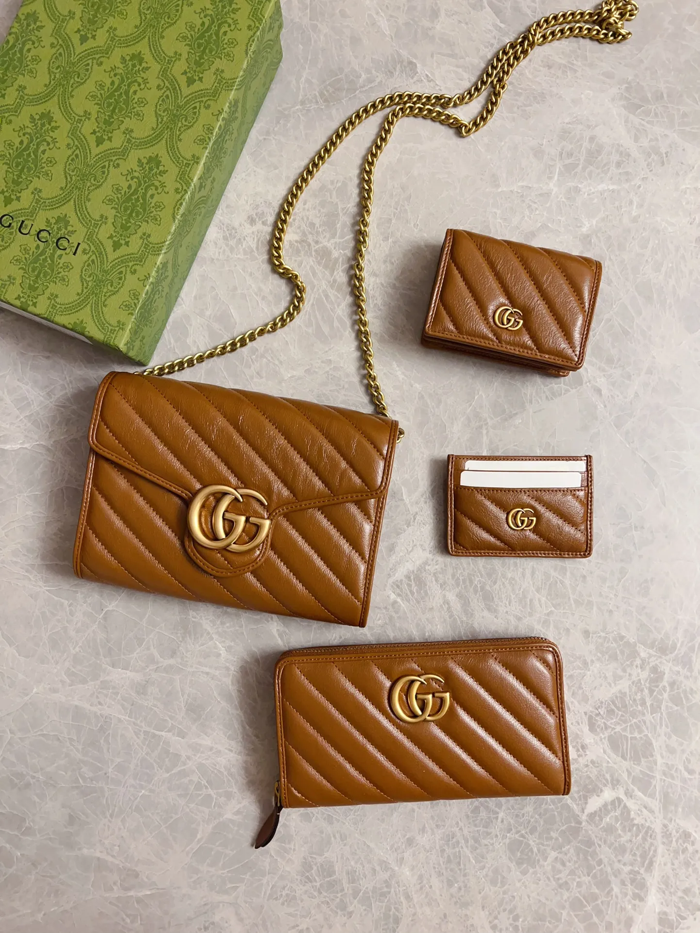 💰460 🇭🇺🇭🇺Gucci marmont original leather caramel new color zipper wallet 🧼🧼High-end caramel color 🆕 It is the new product of Gucci counters in the autumn and winter of 2020 🧼🧼Breaking through the previous style, using the same color with binding and bronze hardware, the highest level! Real shots! Style number: 443123, size: 19x10x2.5cm