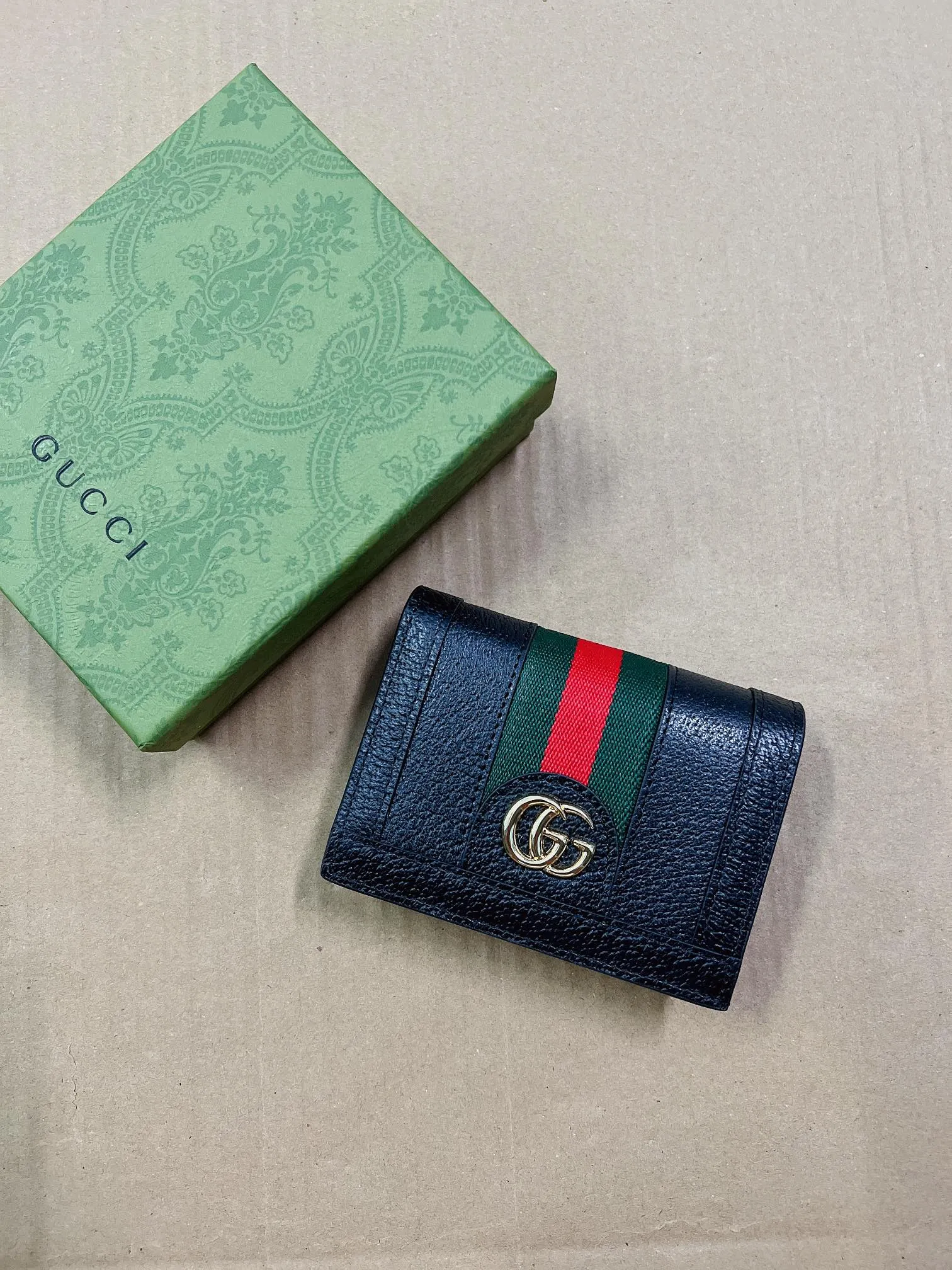 💰350🇭🇺🇭🇺 New model synchronized with the official website! Ophidia series ~ short card holder ~ wallet, 🍐🍐 is made of GG Supreme original factory pig grain first-layer cowhide 🍐🍐 with iconic double G hardware marks, classic red and green webbing, high-end cotton zipper ~ refined! 🍐🍐Model number: 523155, 🍐🍐Size: W11xH8.5xD3cm, Color: black, white, burgundy