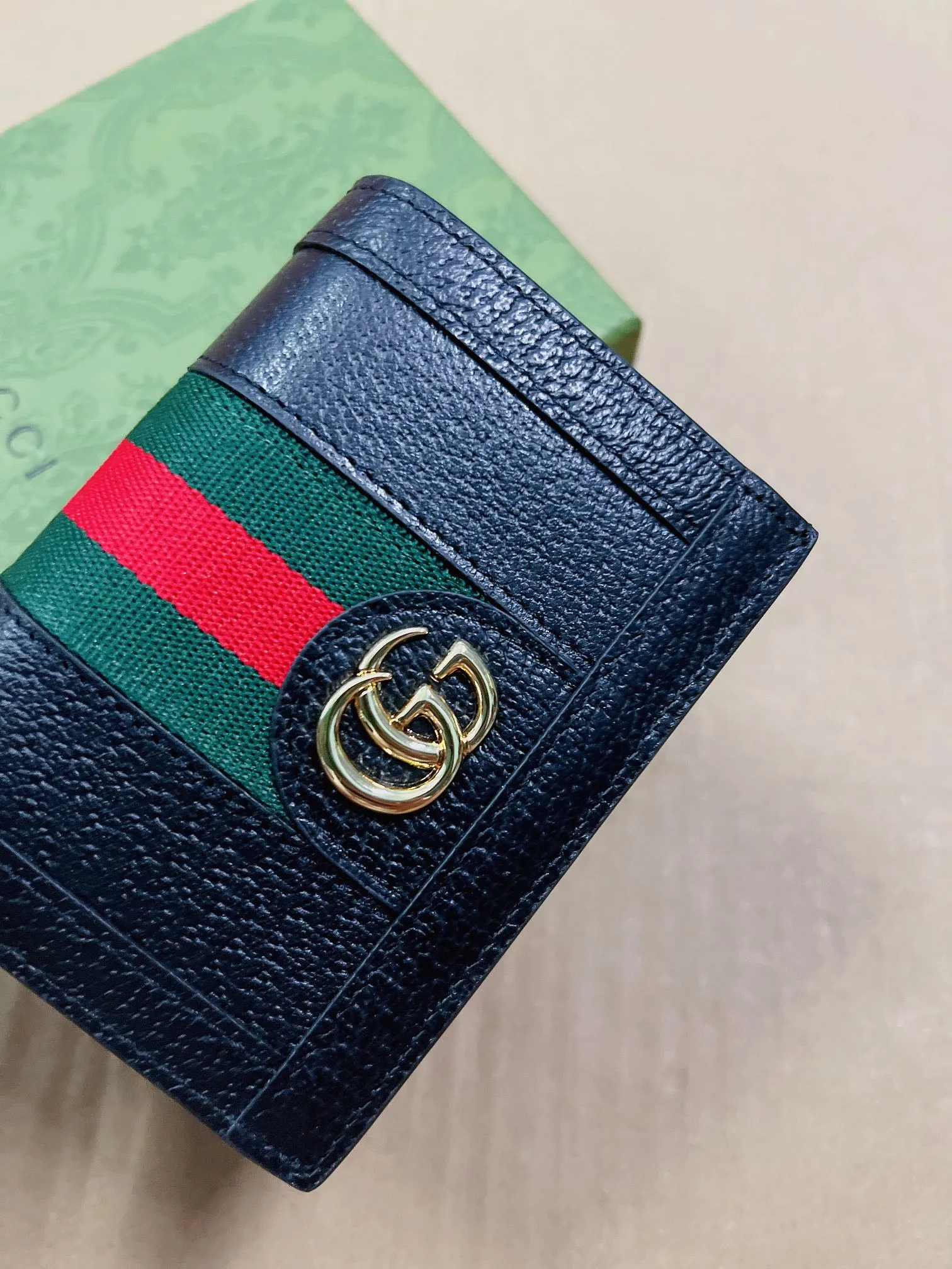 💰350🇭🇺🇭🇺 New model synchronized with the official website! Ophidia series ~ short card holder ~ wallet, 🍐🍐 is made of GG Supreme original factory pig grain first-layer cowhide 🍐🍐 with iconic double G hardware marks, classic red and green webbing, high-end cotton zipper ~ refined! 🍐🍐Model number: 523155, 🍐🍐Size: W11xH8.5xD3cm, Color: black, white, burgundy